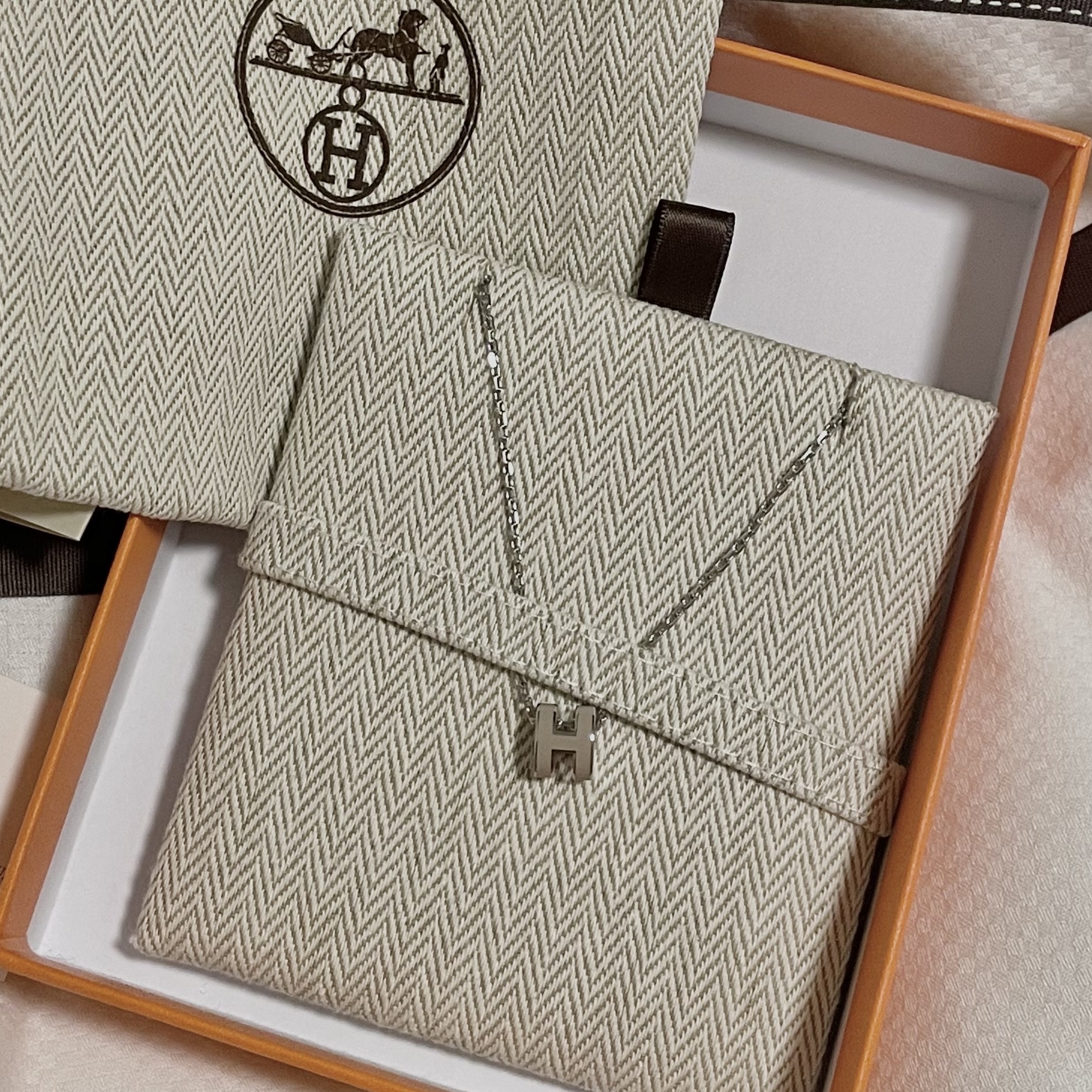(W) Hermes Mini Pop H Pendant Palladium & Marron Glace 착용 스타일