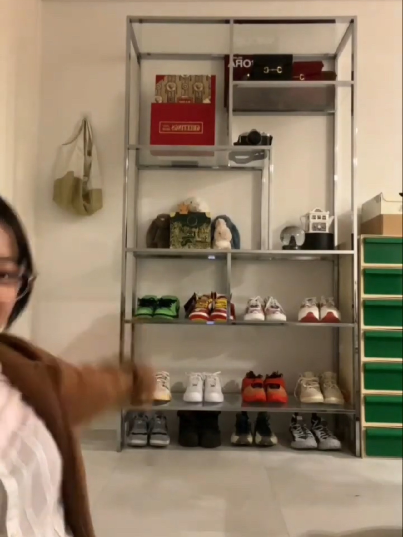 Nike x The Powerpuff Girls SB Dunk Low Pro QS Buttercup, (W) Jordan 1 x Teyana Taylor Zoom CMFT 2 Gym Red 착용 스타일 - 2