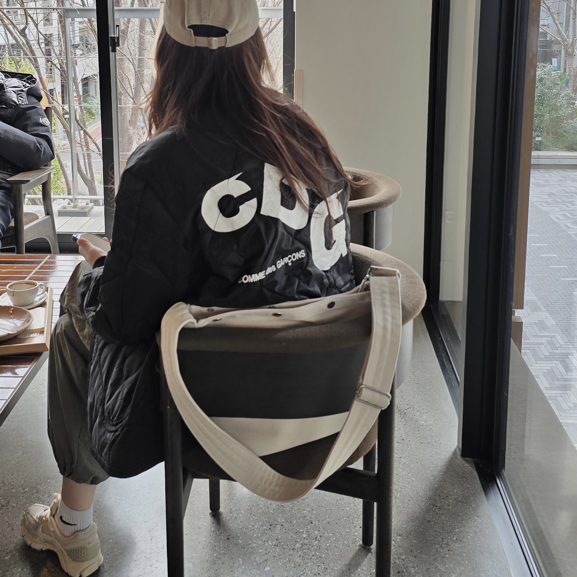 CDG x 알파 인더스트리 라이너 자켓 블랙, (W) 나이키 줌 보메로 5 오트밀 착용 스타일