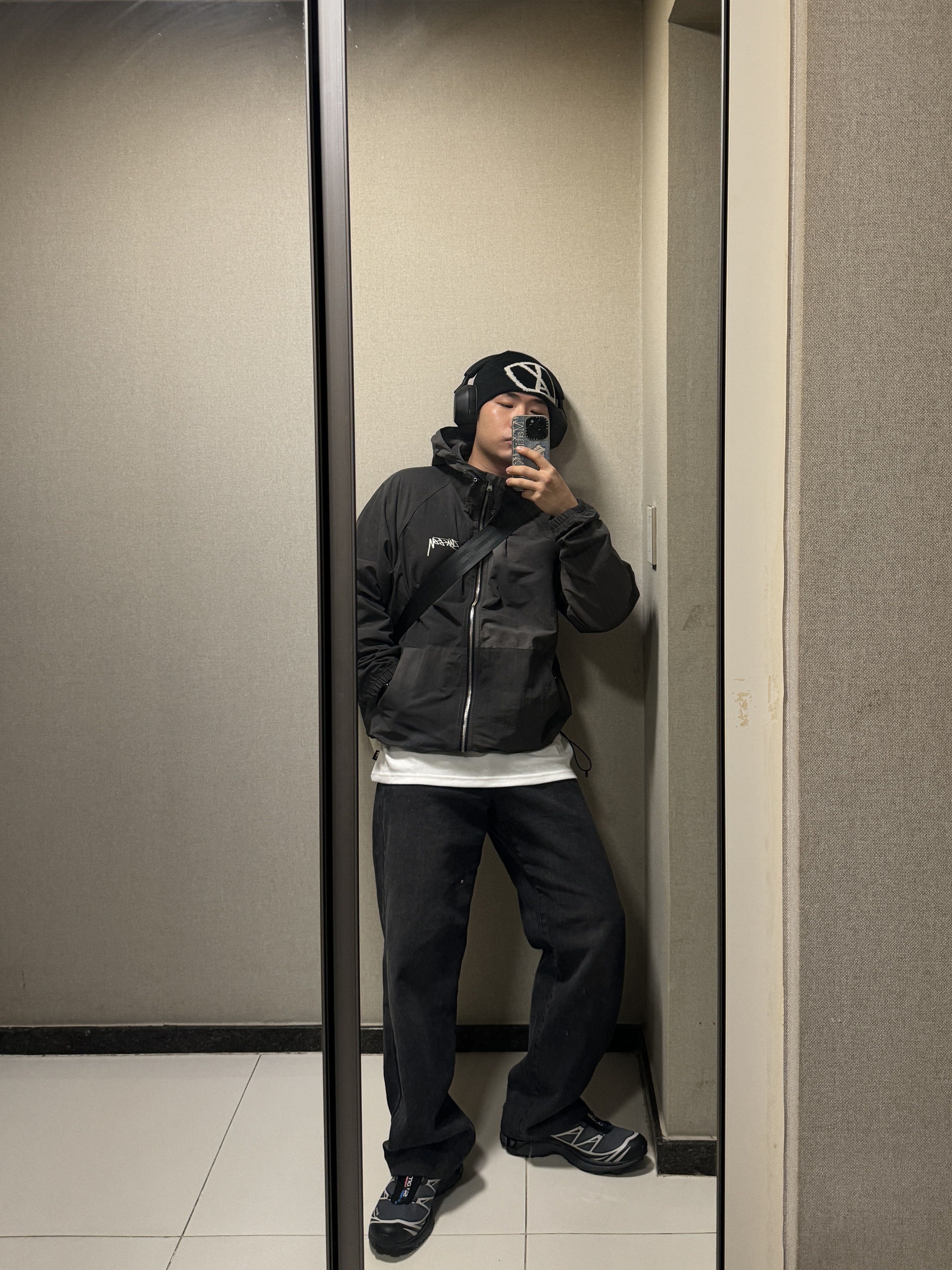 Salomon XT-6 Gore-Tex Black Ebony, Stussy Wave Dye Beach Shell Jacket Black 착용 스타일