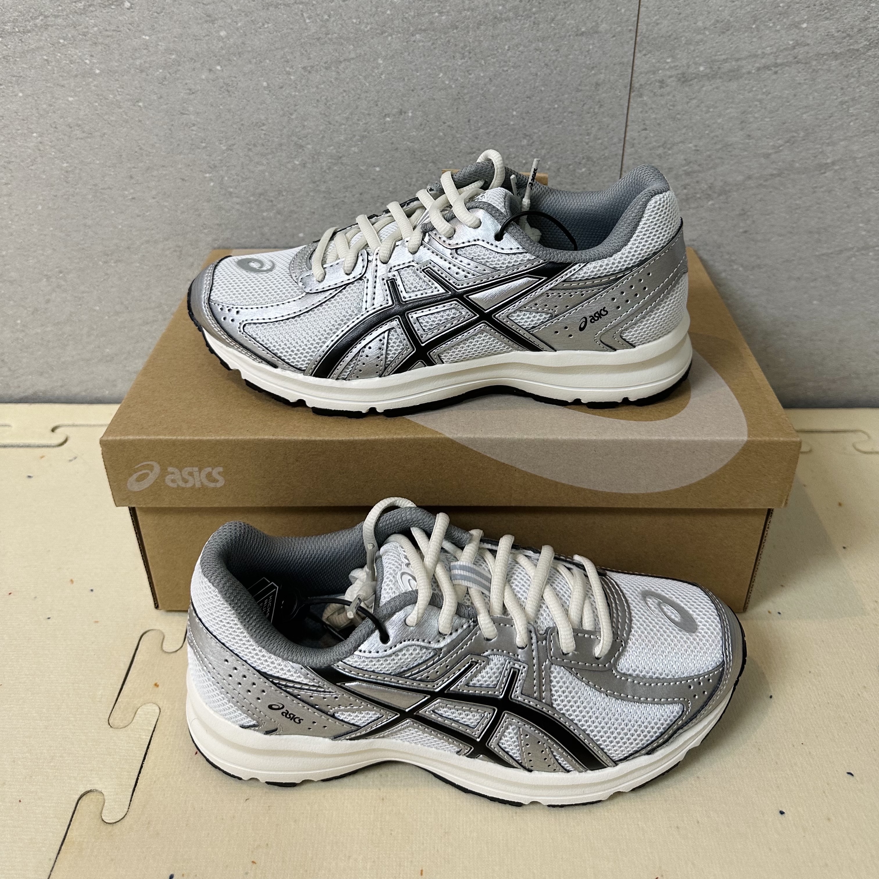 Asics Jog 100 S White Black - 2E Wide 착용 스타일 - 2