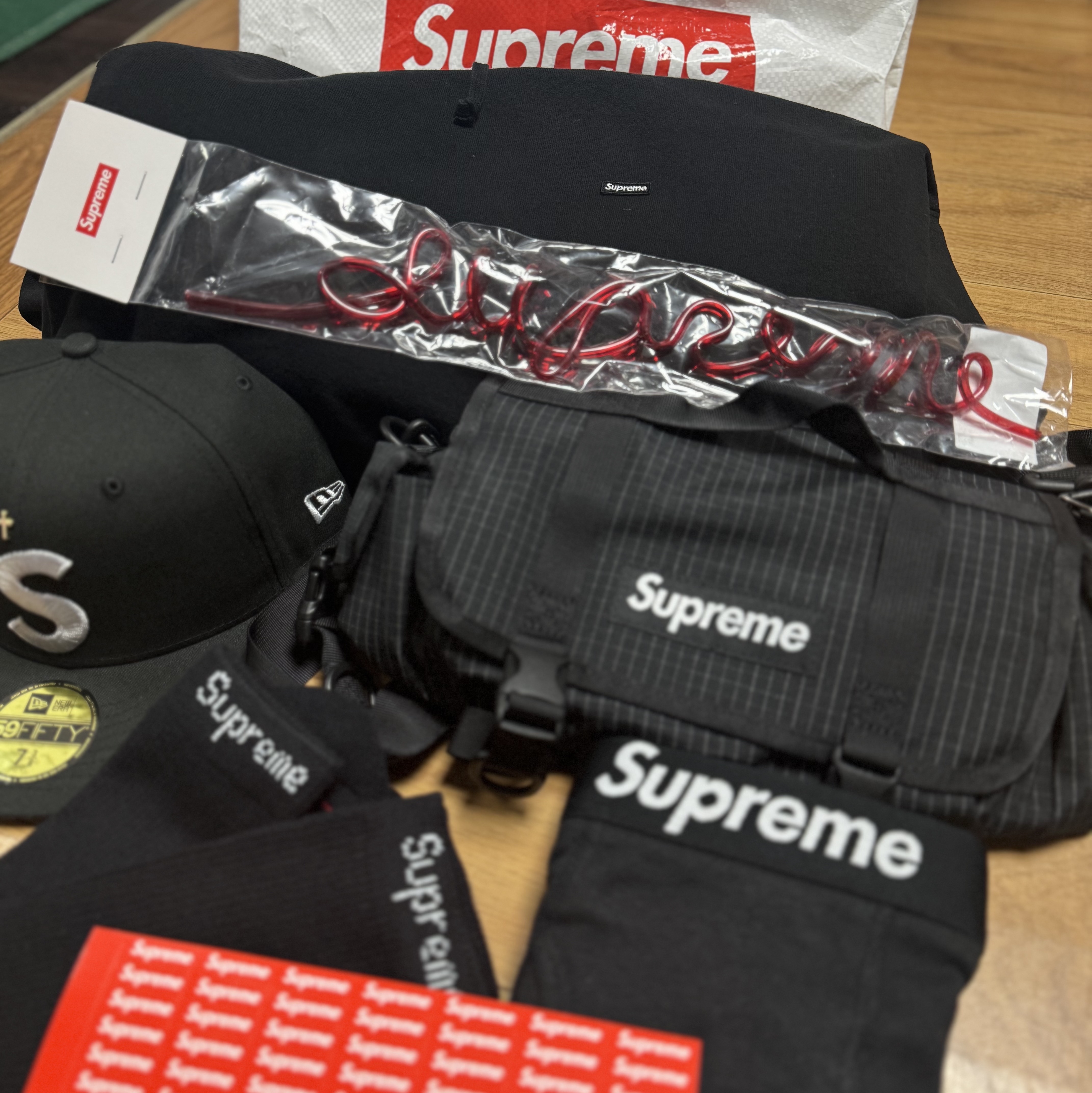 Supreme Mini Duffle Bag Black - 24SS, Supreme Hanes Crew Socks Black (4 Pack) 착용 스타일 - 2