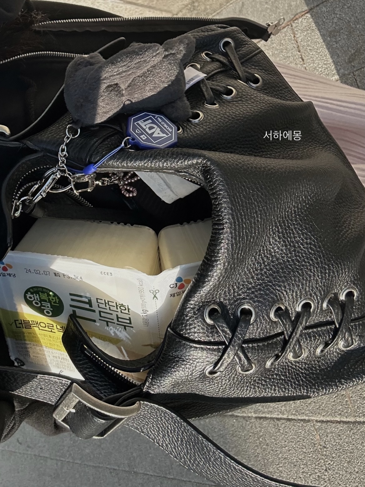쓰리타임즈 엘레나 백 블랙, 젤리캣 바쉬풀 버니 백 참 잉크 착용 스타일