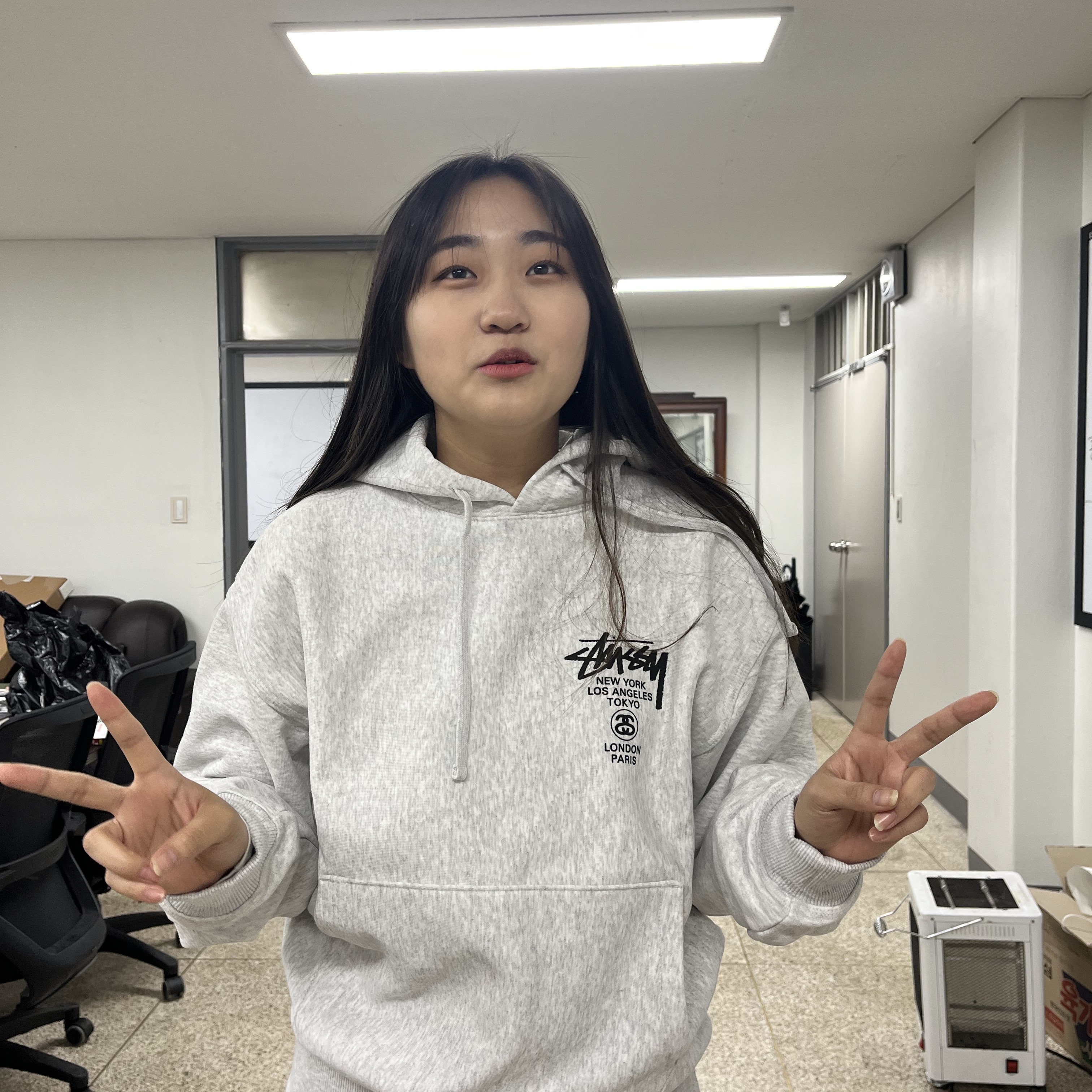 Stussy World Tour Hoodie Ash Heather 2023 착용 스타일 - 1