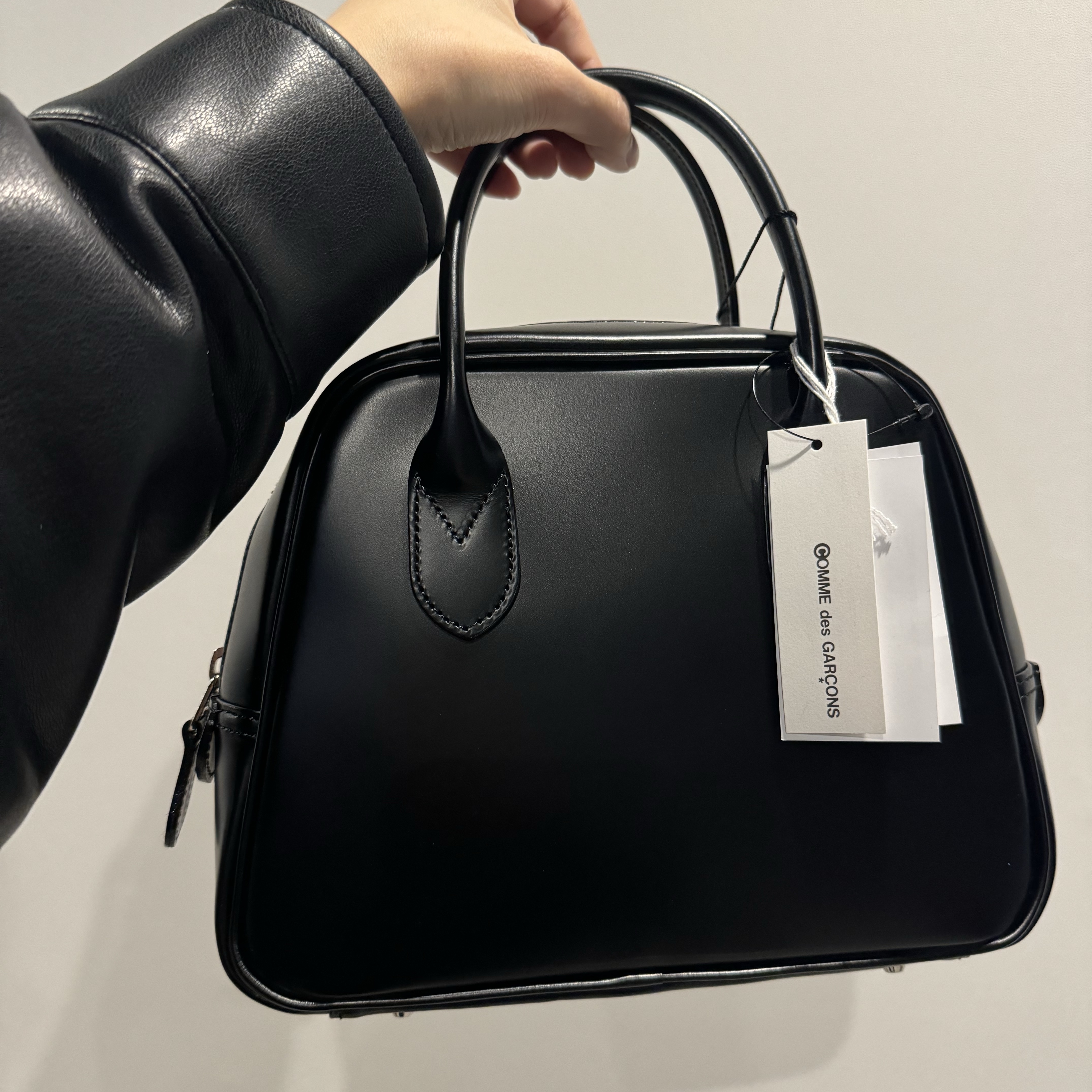 Comme des Garcons Round No.2 Aoyama Bag Black 착용 스타일