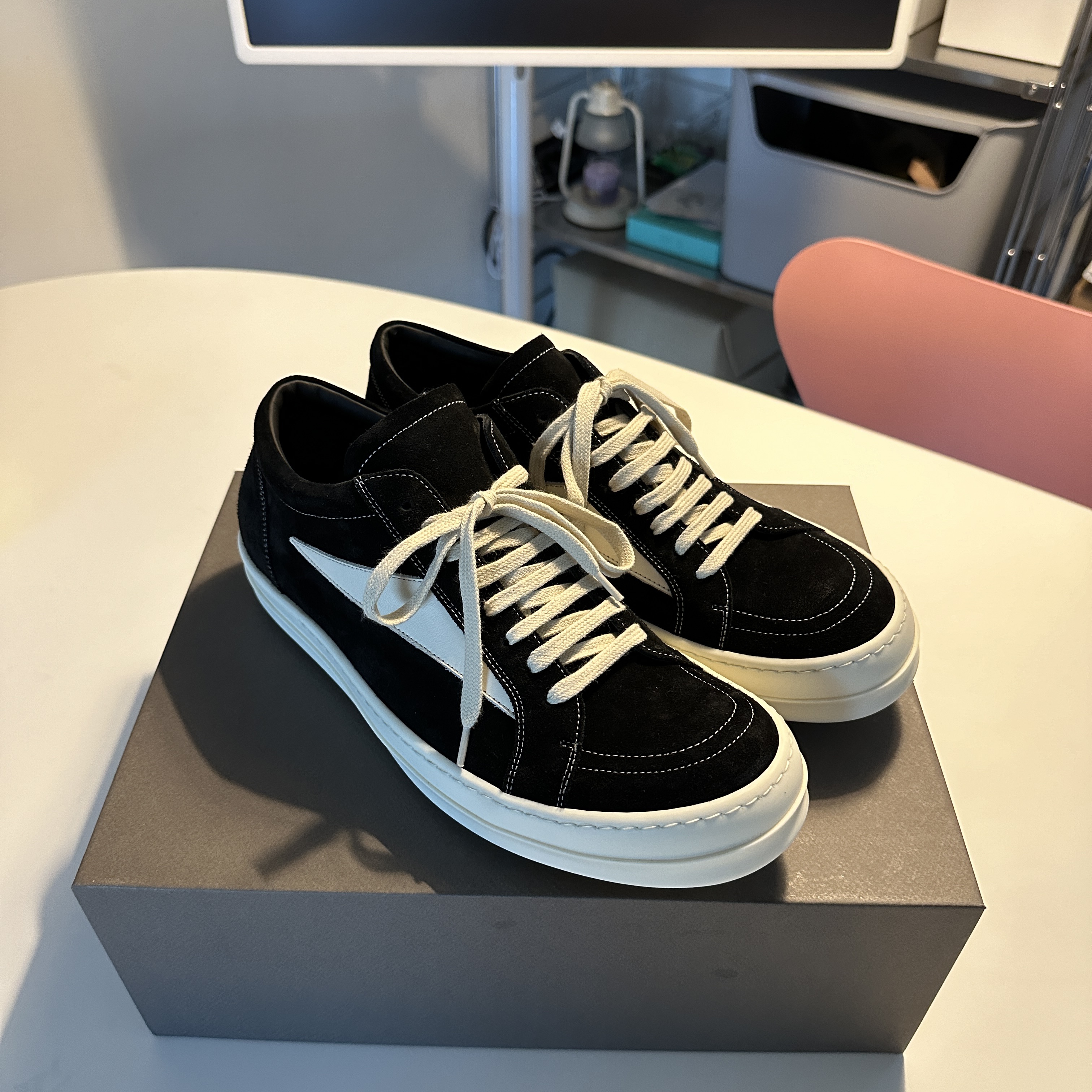 Rick Owens Luxor Suede Vintage Sneakers Black Milk 착용 스타일
