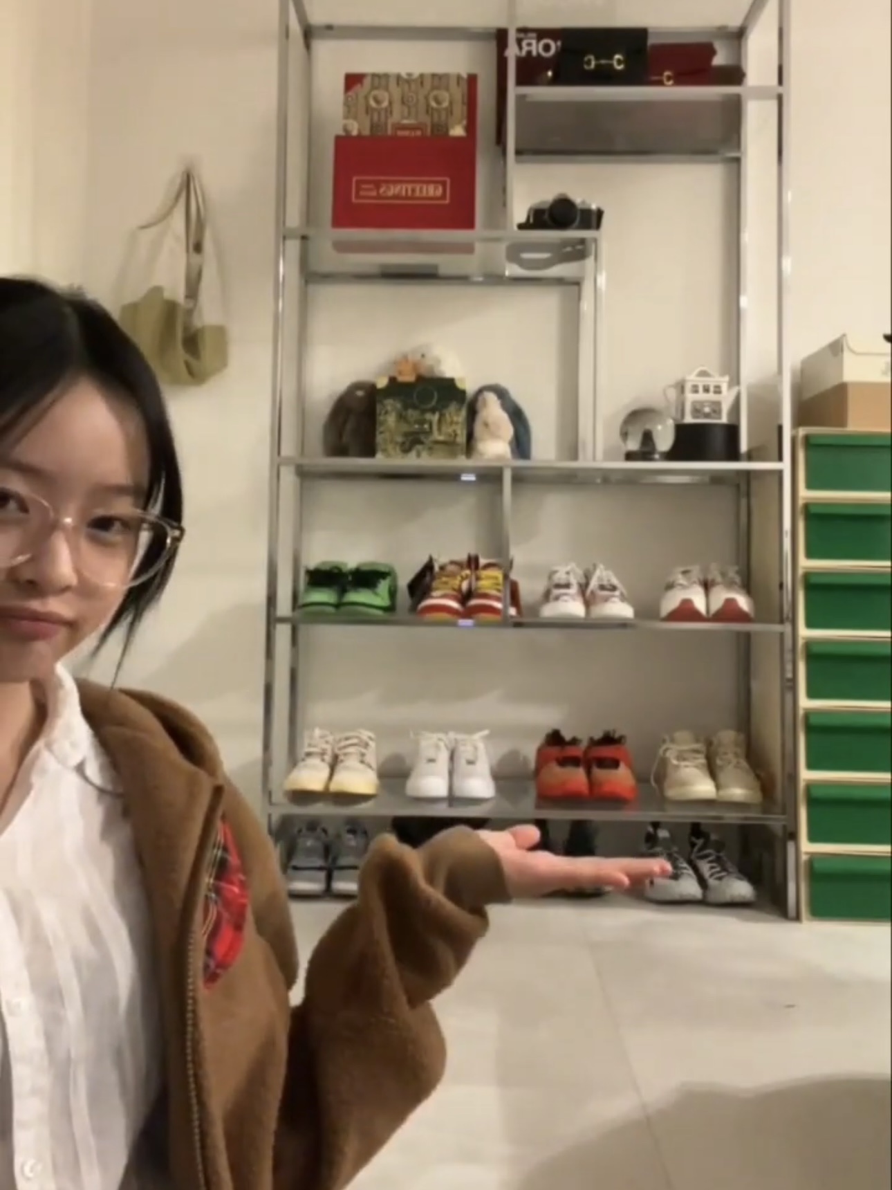 Nike x The Powerpuff Girls SB Dunk Low Pro QS Buttercup, (W) Jordan 1 x Teyana Taylor Zoom CMFT 2 Gym Red 착용 스타일 - 1