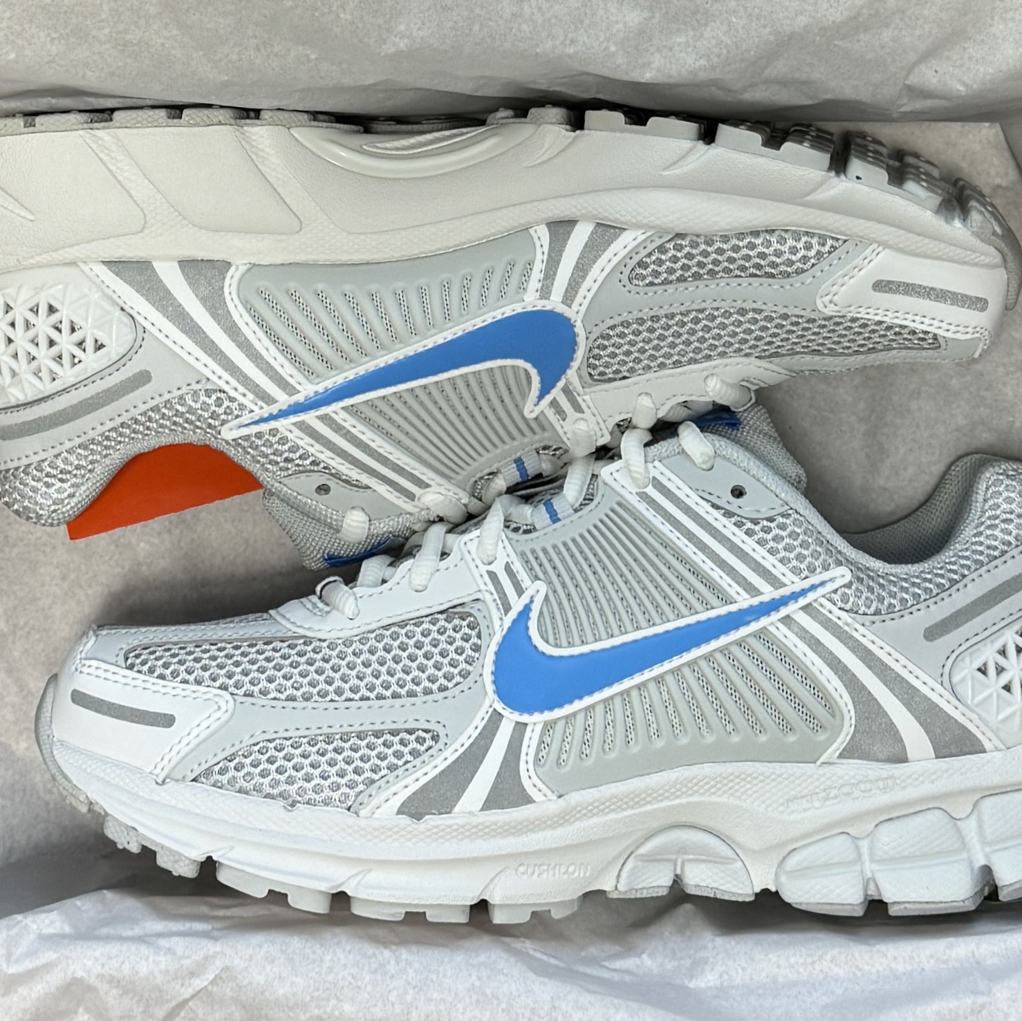 Nike Zoom Vomero 5 Photon Dust and University Blue 착용 스타일