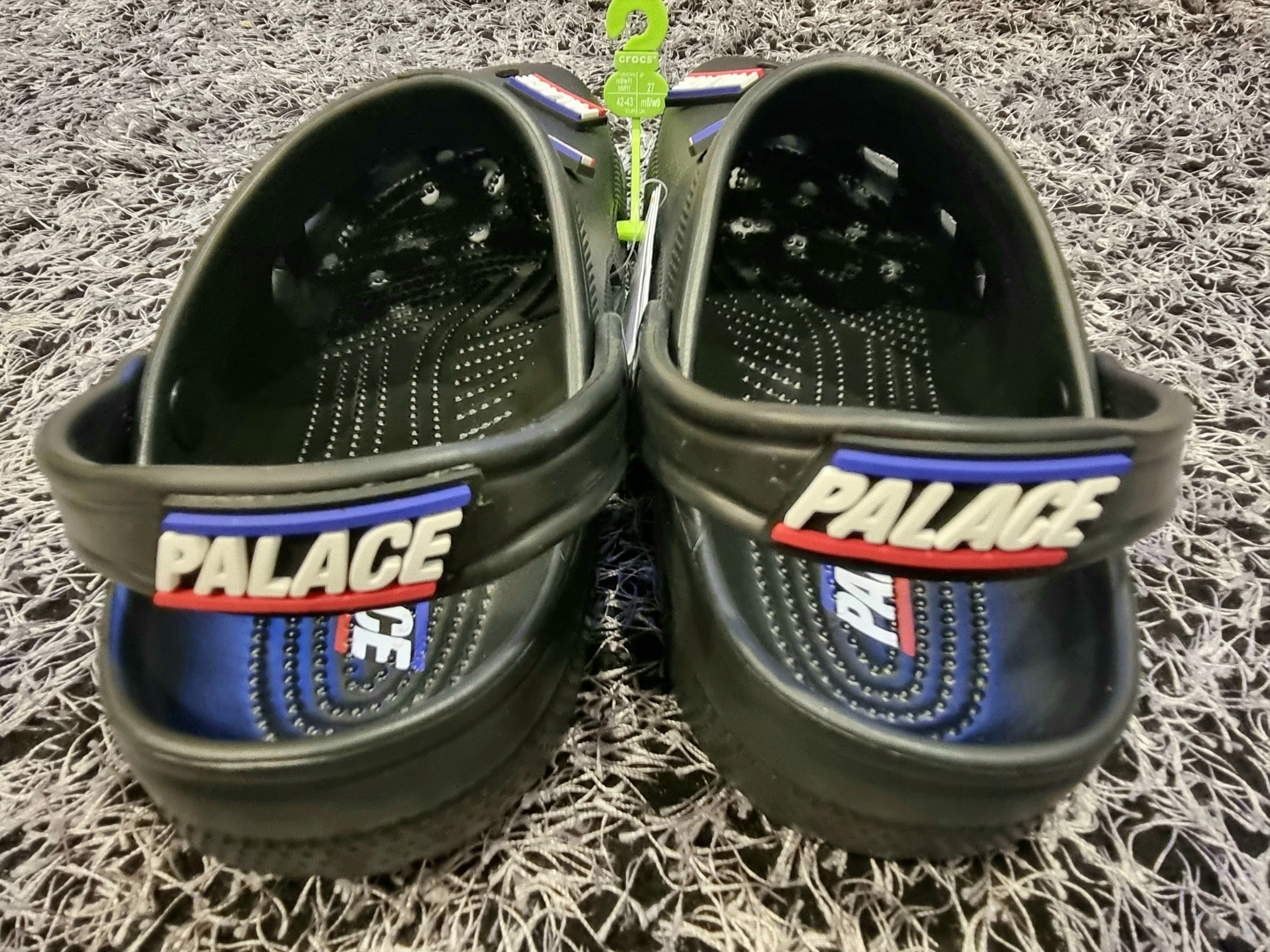 Crocs x Palace Classic Clog Black 착용 스타일 - 3