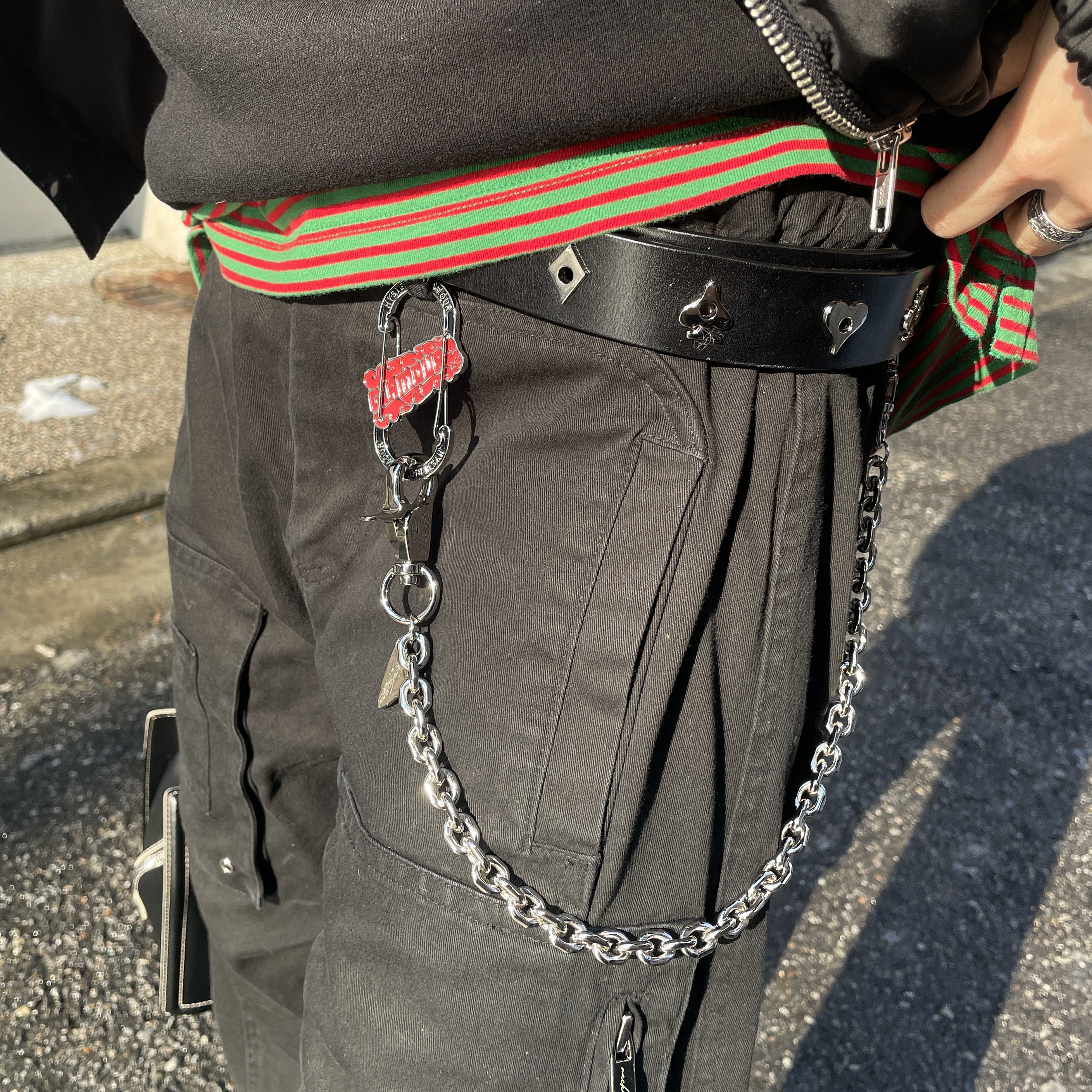 Stussy Royal Suit Dress Belt Black, Hysteric Glamour Flame Logo Carabiner Keychain Black 착용 스타일