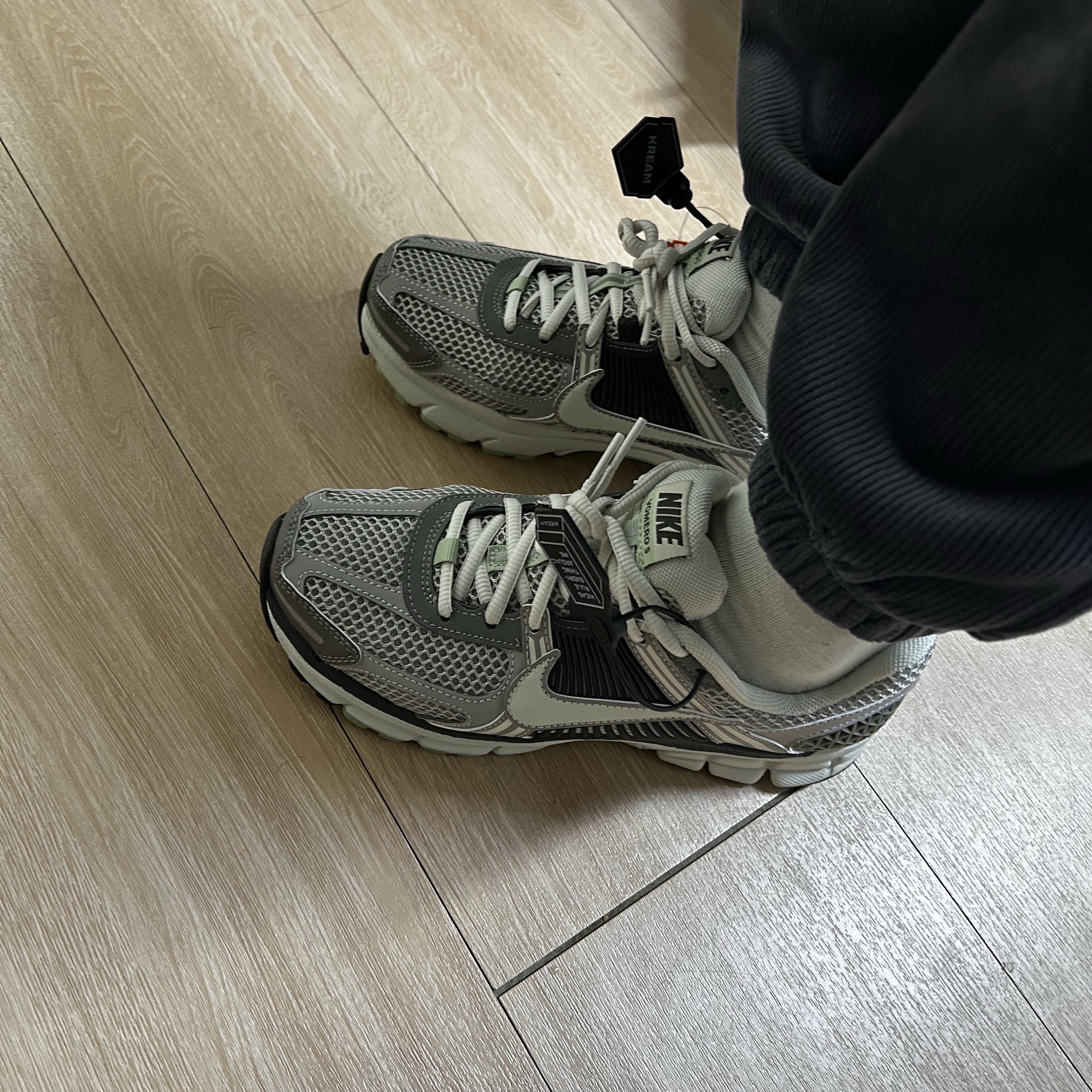 (W) Nike Zoom Vomero 5 Cobblestone and Flat Pewter 착용 스타일