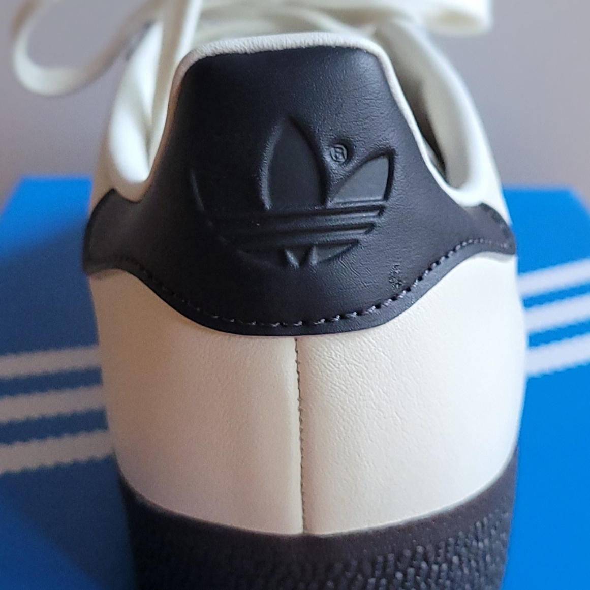 Adidas Gazelle Germany Off White Utility Black 착용 스타일 - 5