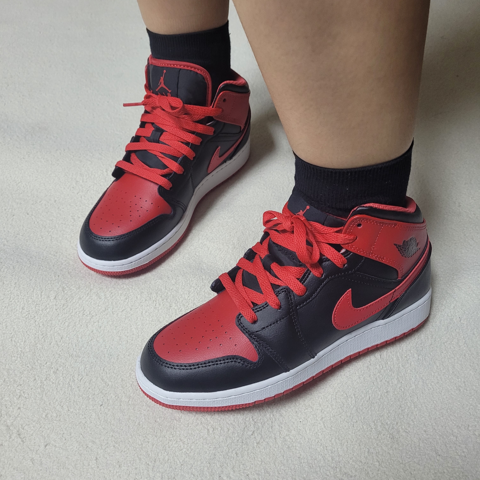 (GS) Jordan 1 Mid Black Fire Red 착용 스타일