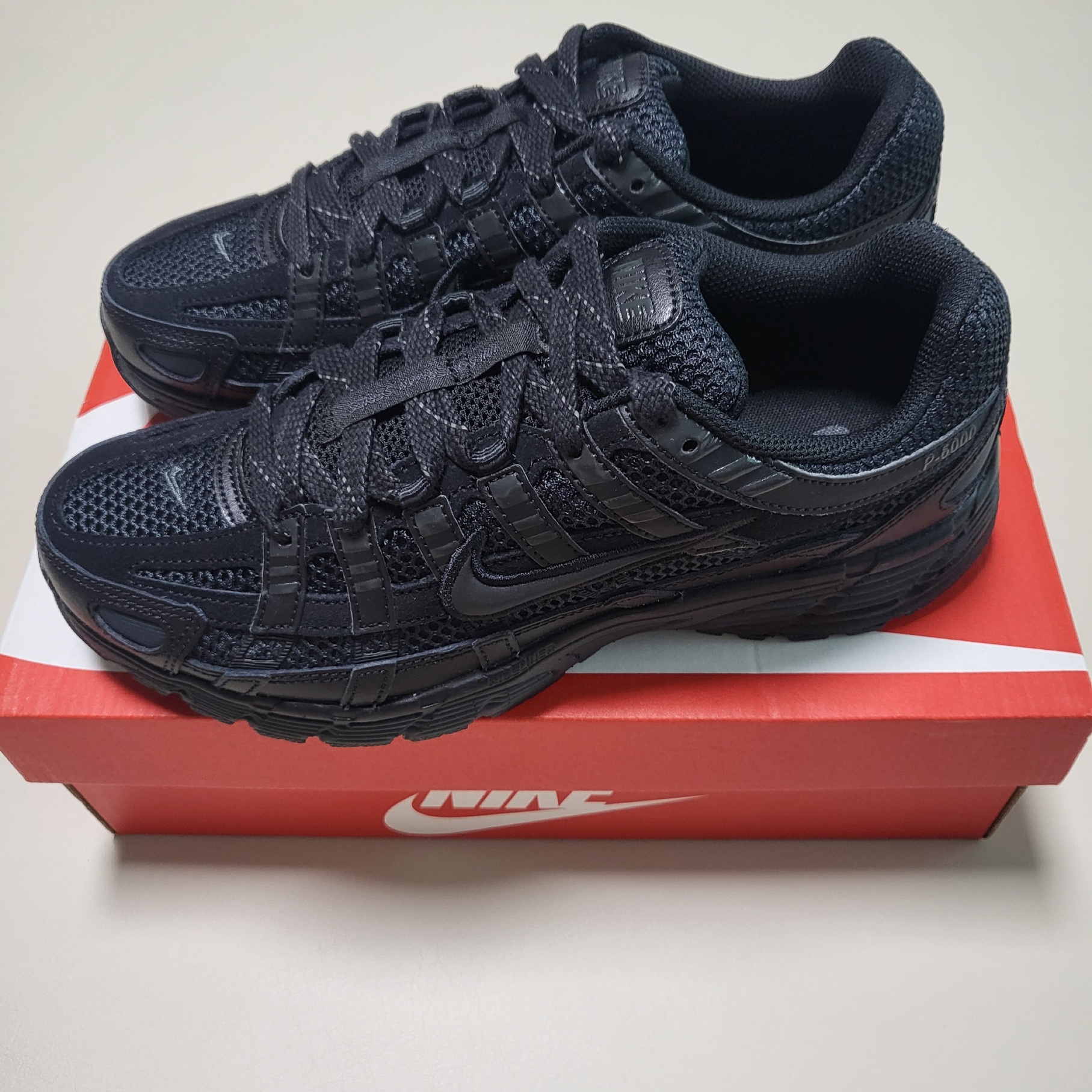 Nike P-6000 PRM Triple Black 착용 스타일 - 1