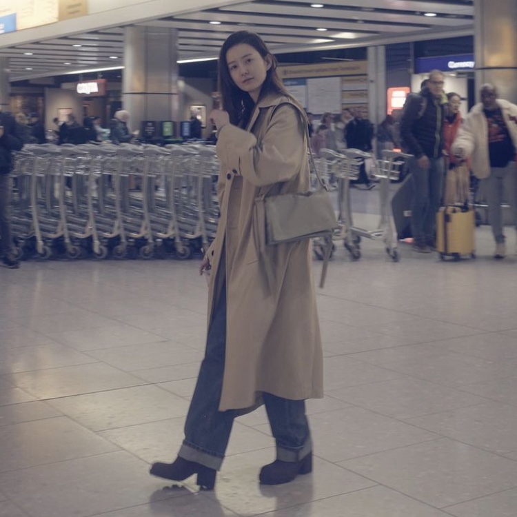 Burberry Trench Crossbody Bag Hunter 착용 스타일
