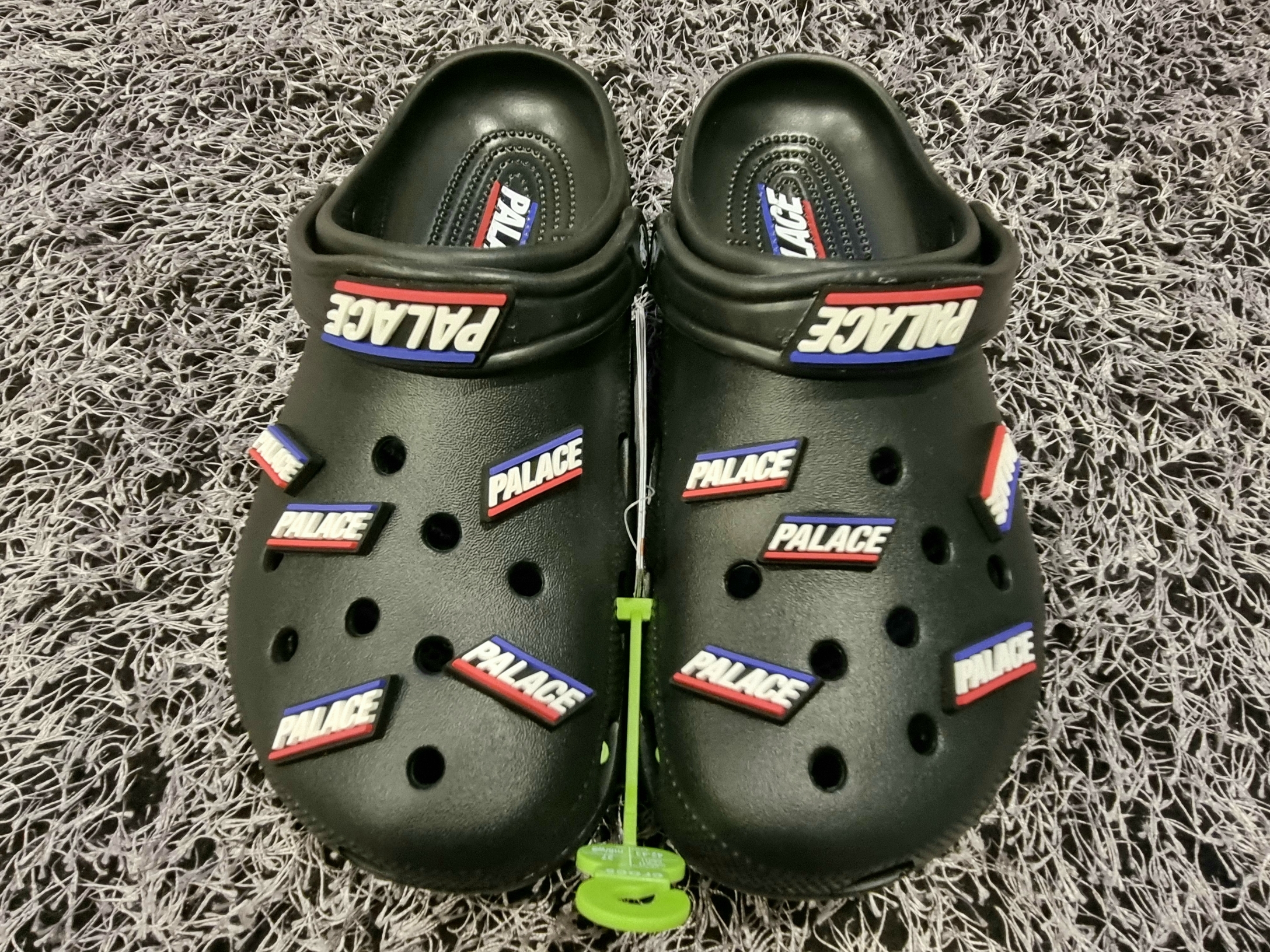 Crocs x Palace Classic Clog Black 착용 스타일 - 2