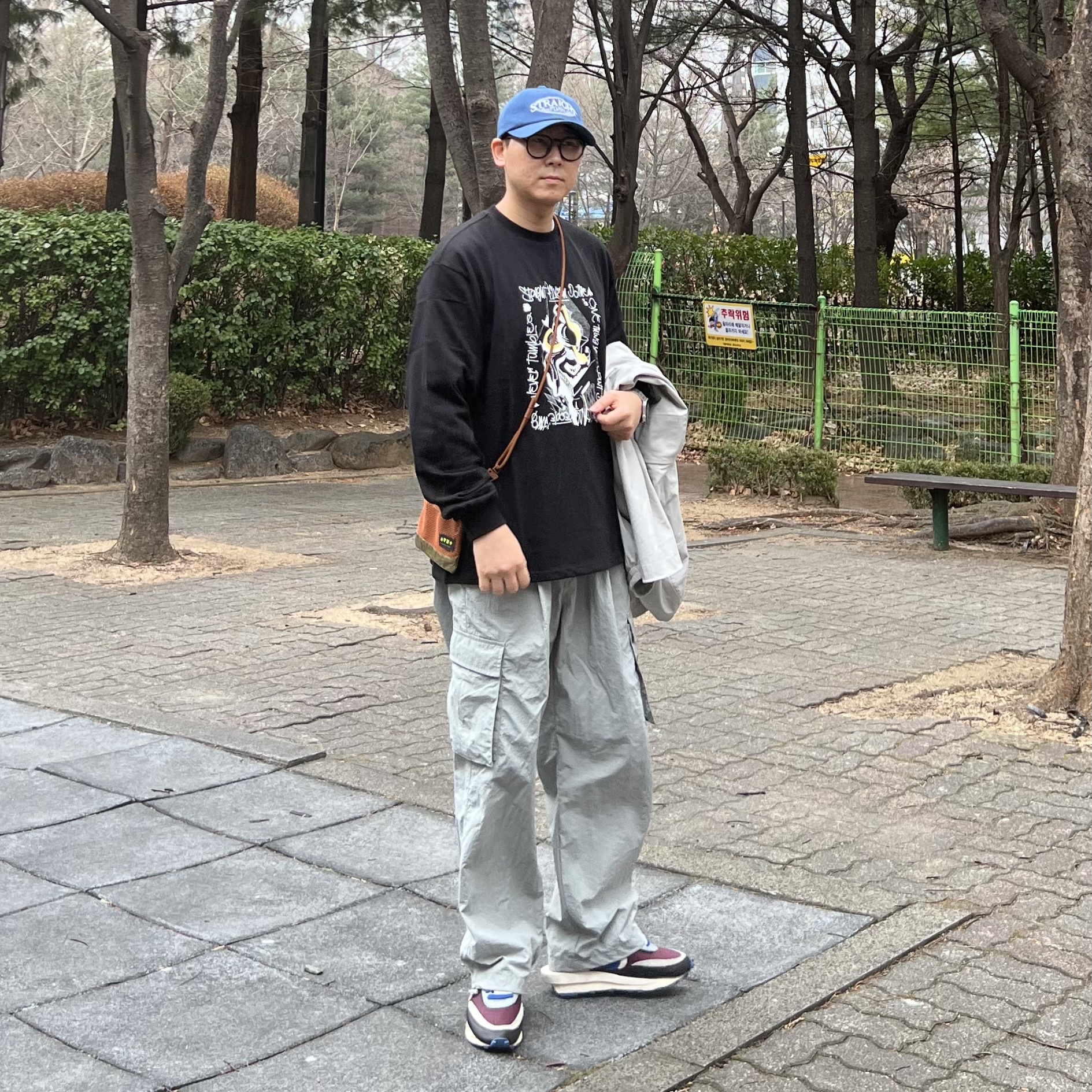 Nike x Sacai x Undercover LDWaffle Night Maroon Team Royal 착용 스타일 - 3