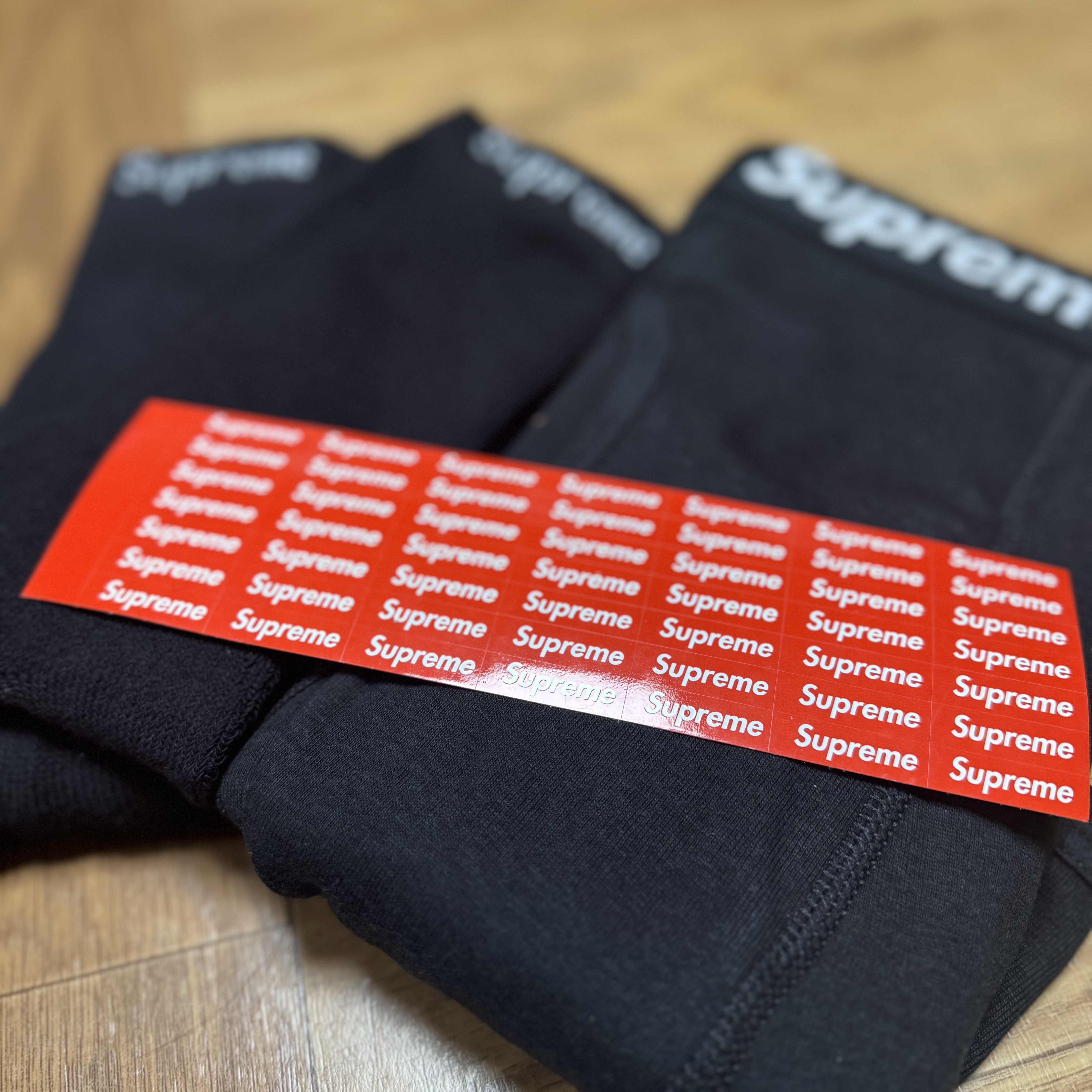 Supreme Mini Duffle Bag Black - 24SS, Supreme Hanes Crew Socks Black (4 Pack) 착용 스타일 - 5