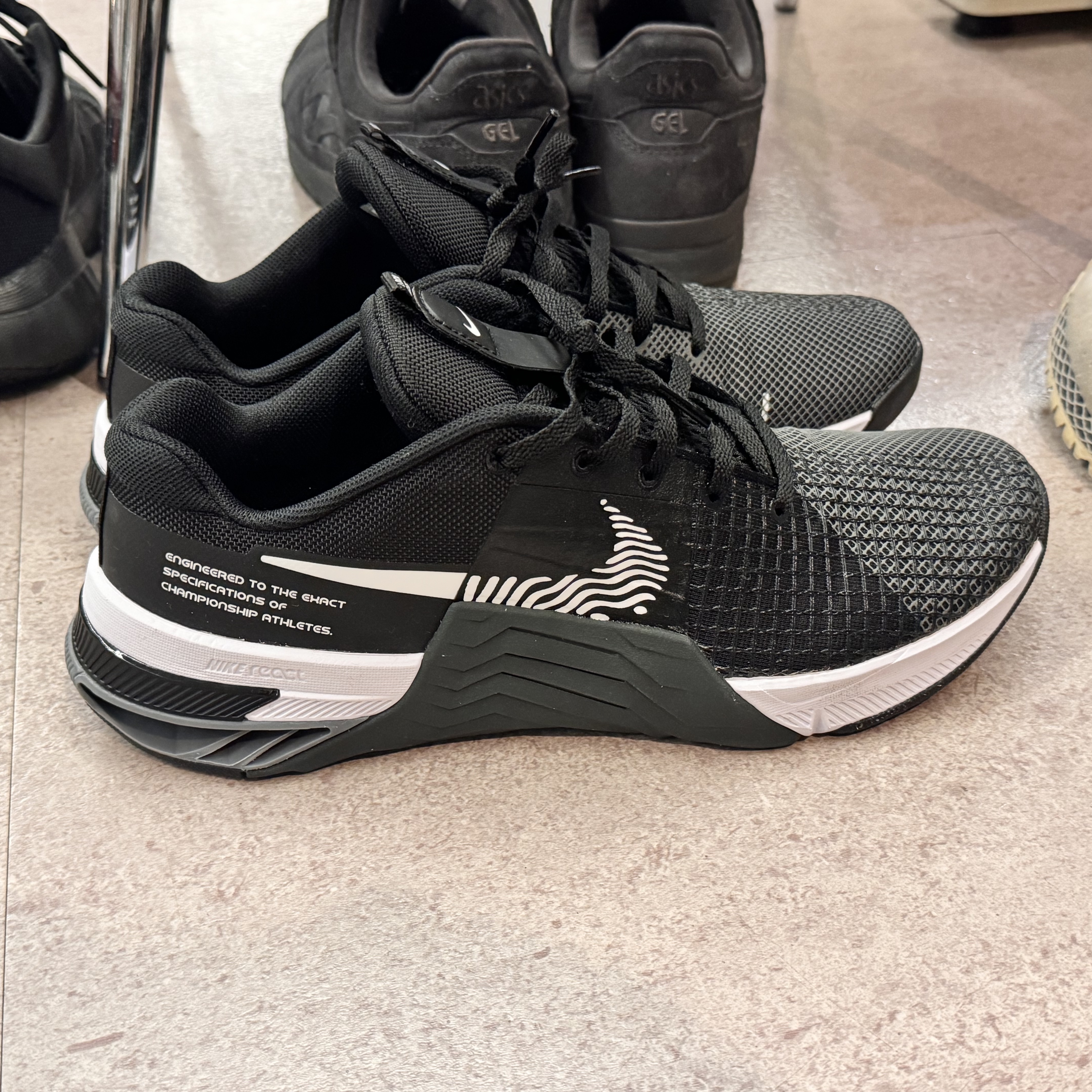 Nike Metcon 8 Black White 착용 스타일 - 3