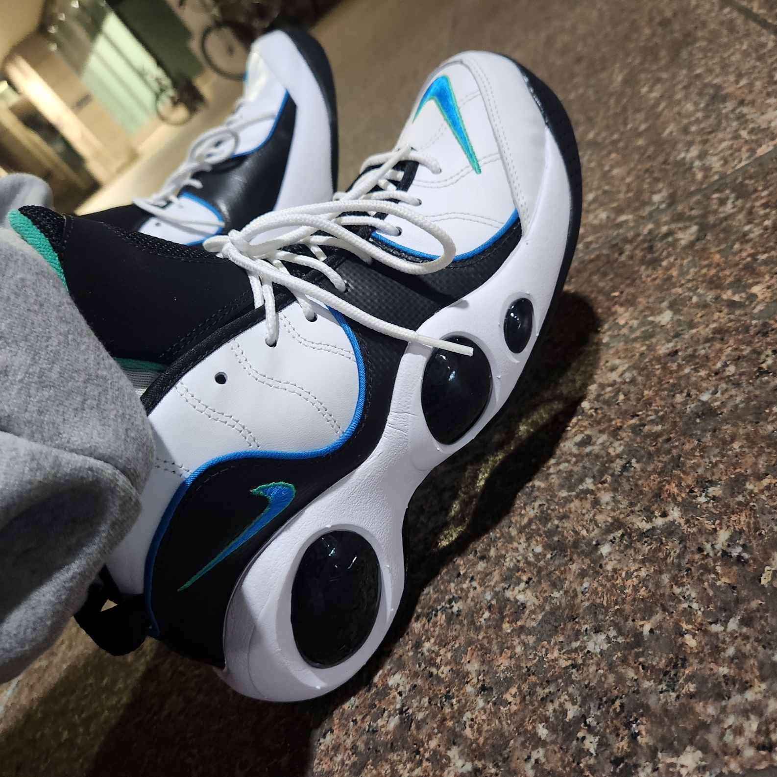 Nike Air Zoom Flight 95 Black Metallic 2022, Nike Air Zoom Flight 95 White True Red 착용 스타일 - 2