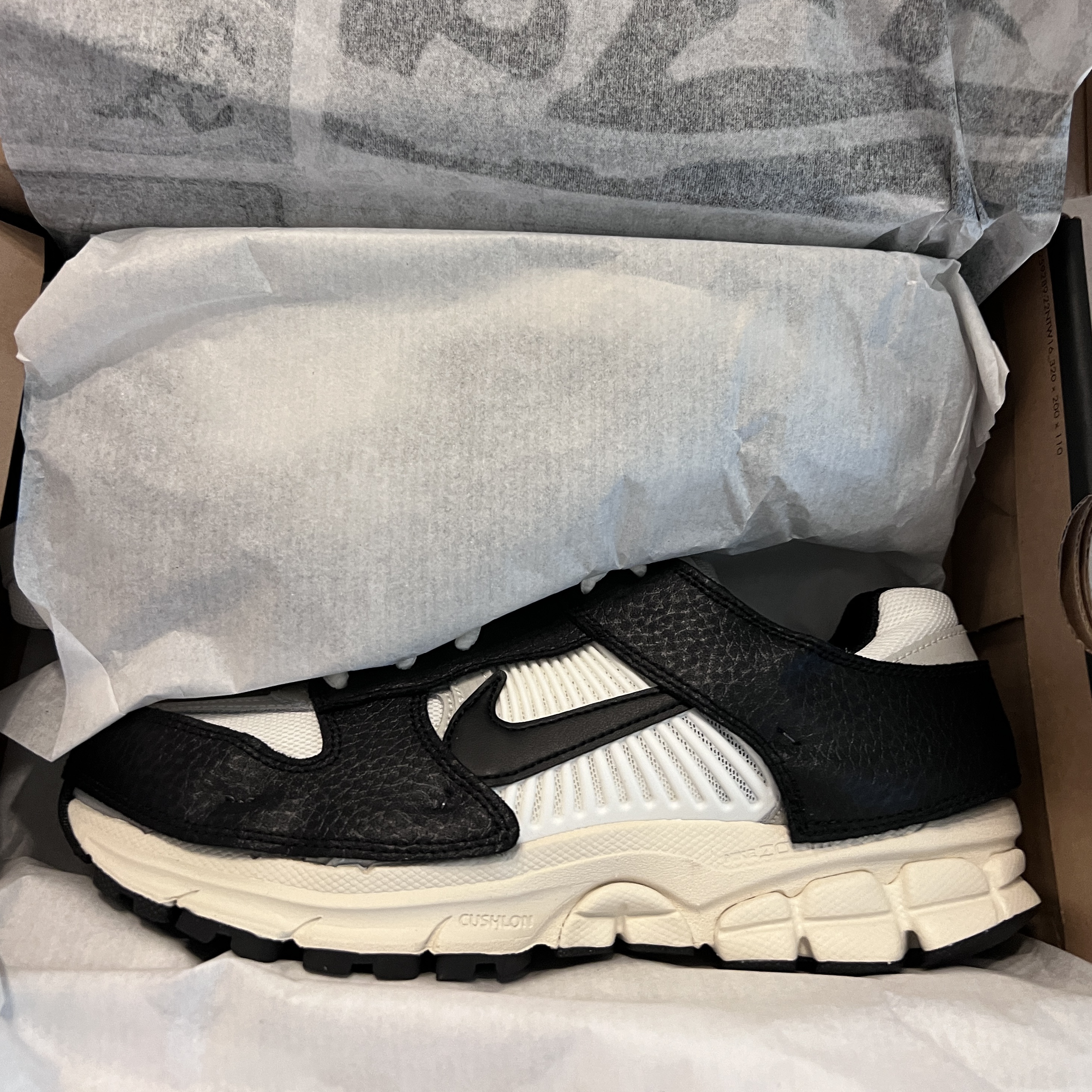 (W) Nike Zoom Vomero 5 Wolf Grey and Black 착용 스타일