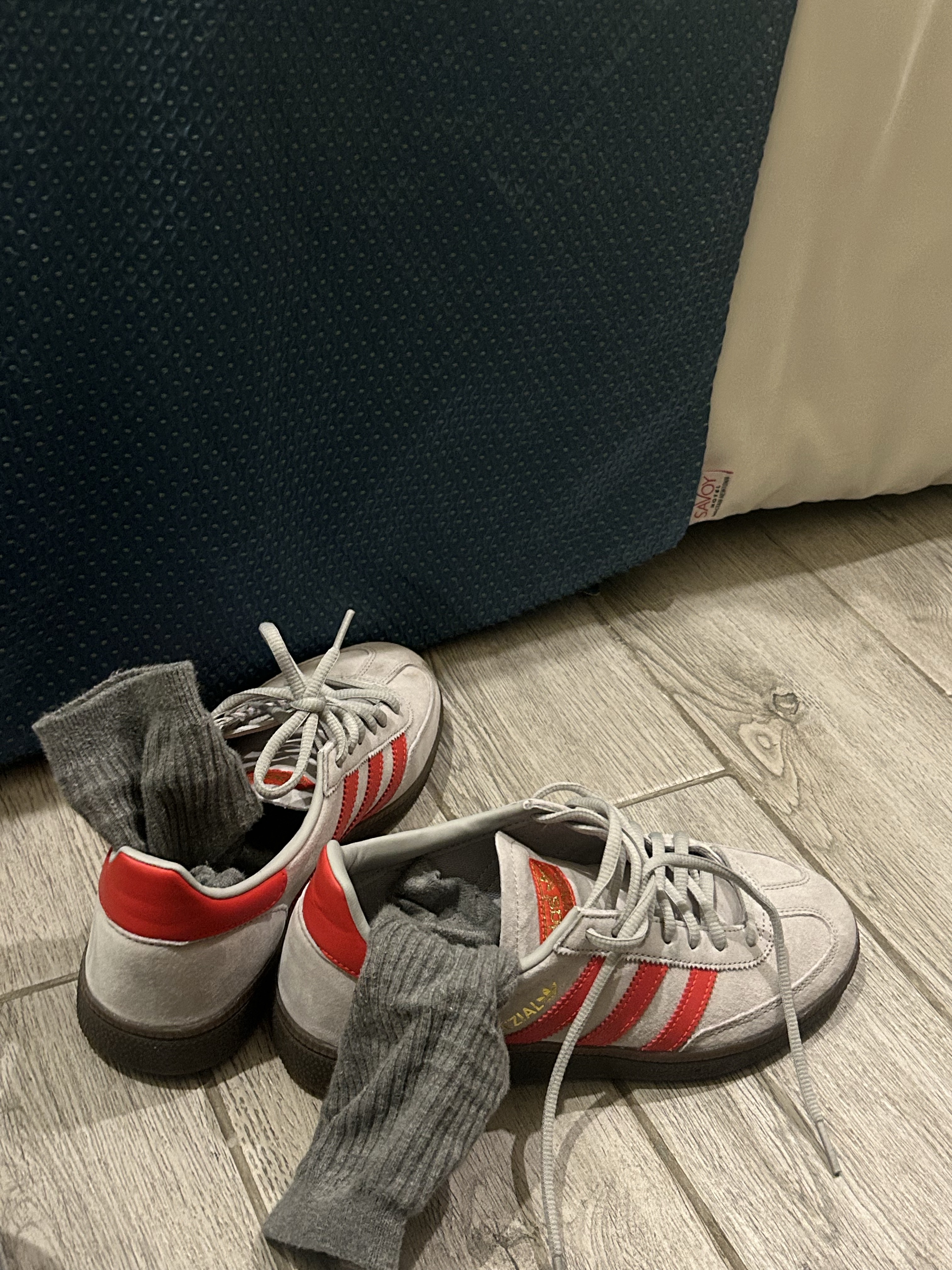 Adidas Spezial Handball Grey Hi-Res Red 착용 스타일 - 1