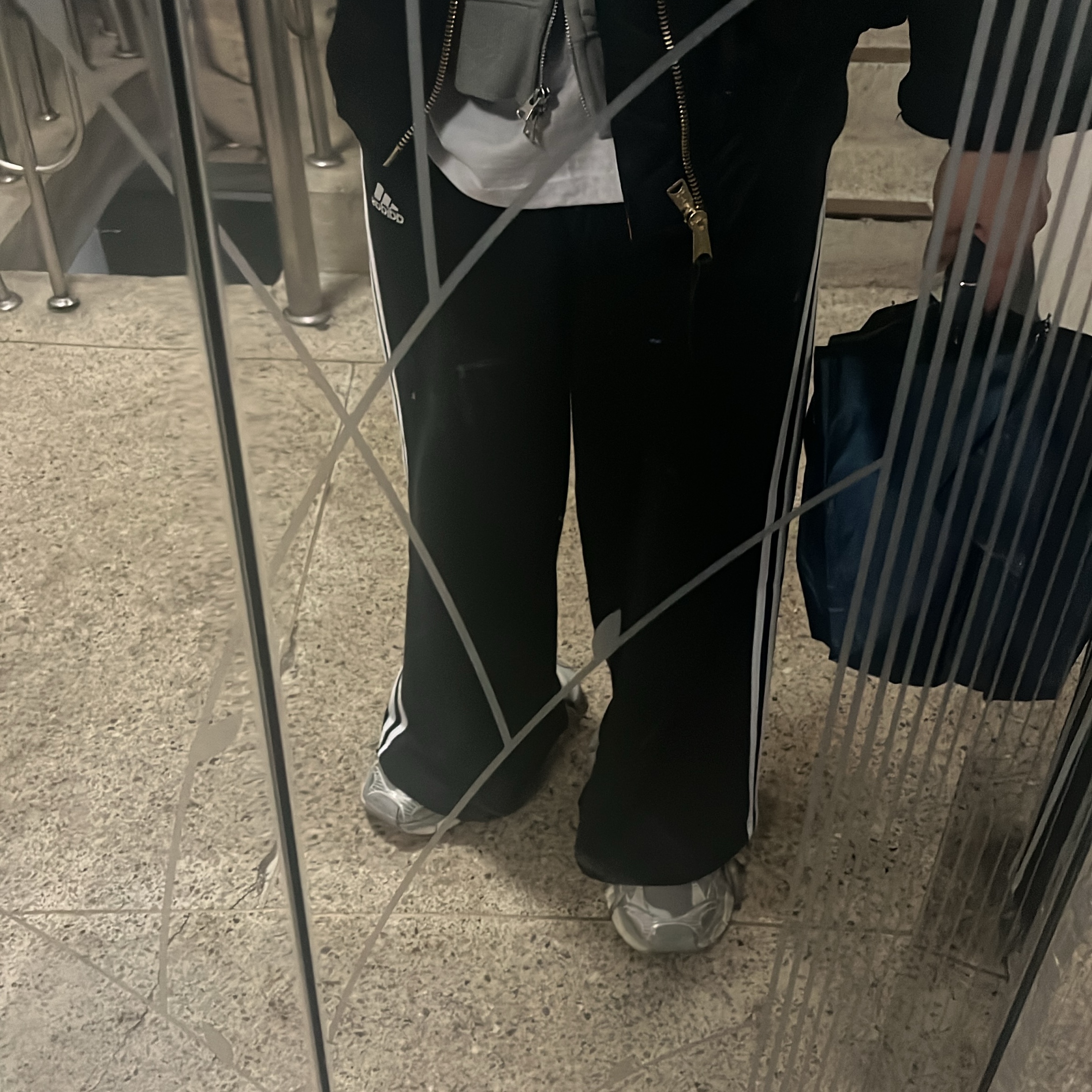 (W) Adidas Essentials 3-Stripes French Terry Wide Pants Black - KR Sizing, Balenciaga 3XL Sneakers Light Beige 착용 스타일