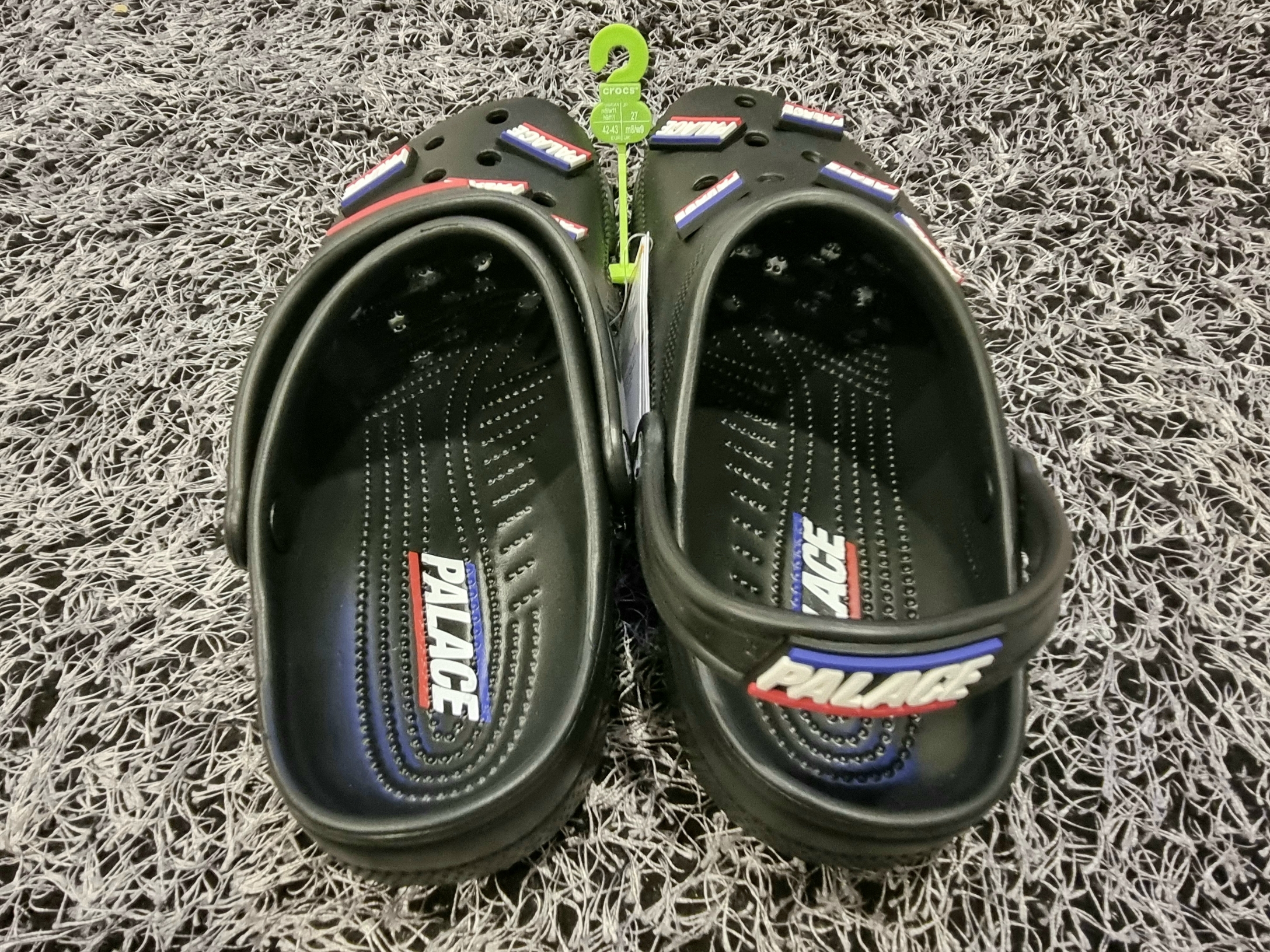 Crocs x Palace Classic Clog Black 착용 스타일 - 4