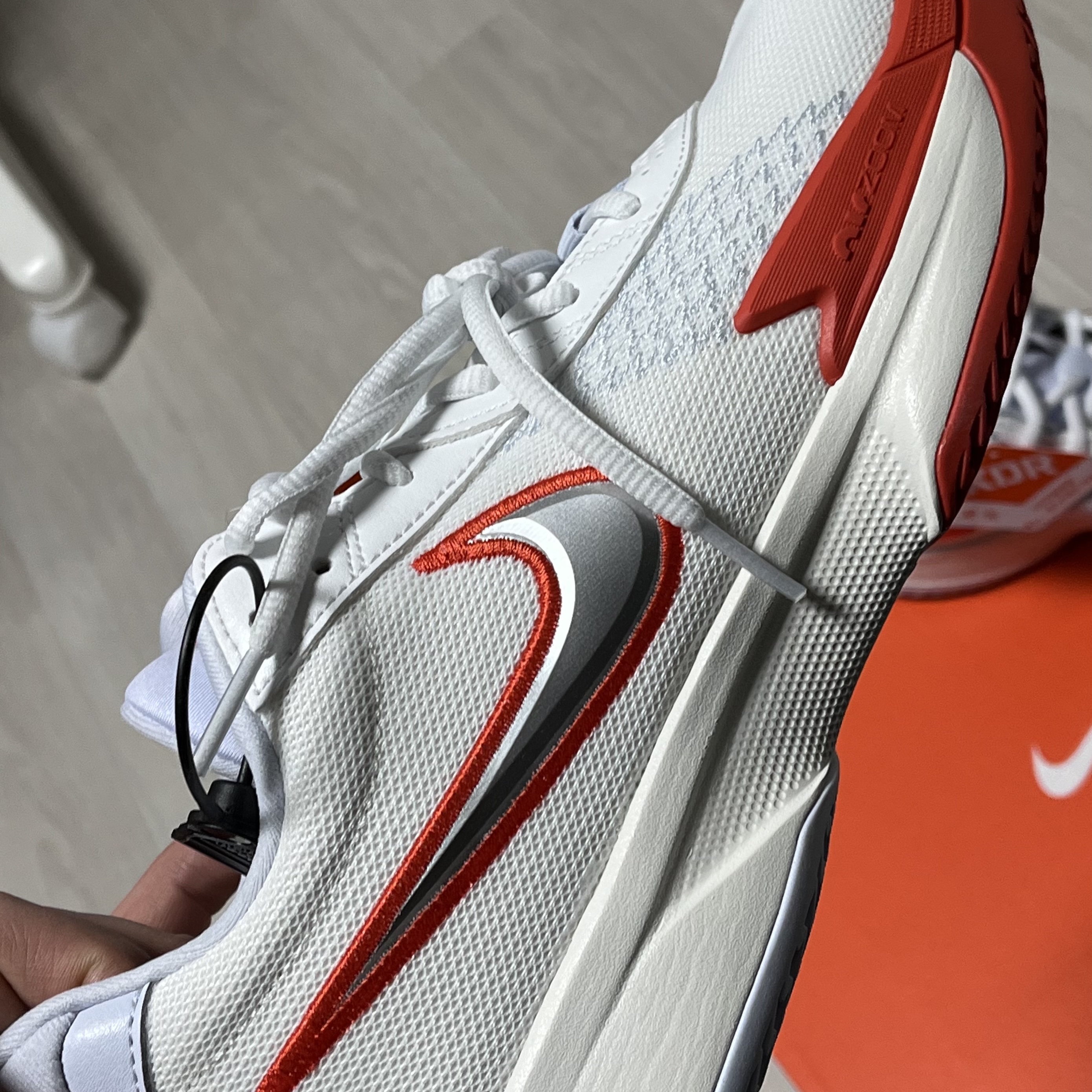 Nike Air Zoom GT Cut Academy EP Summit White Picante Red 착용 스타일 - 2