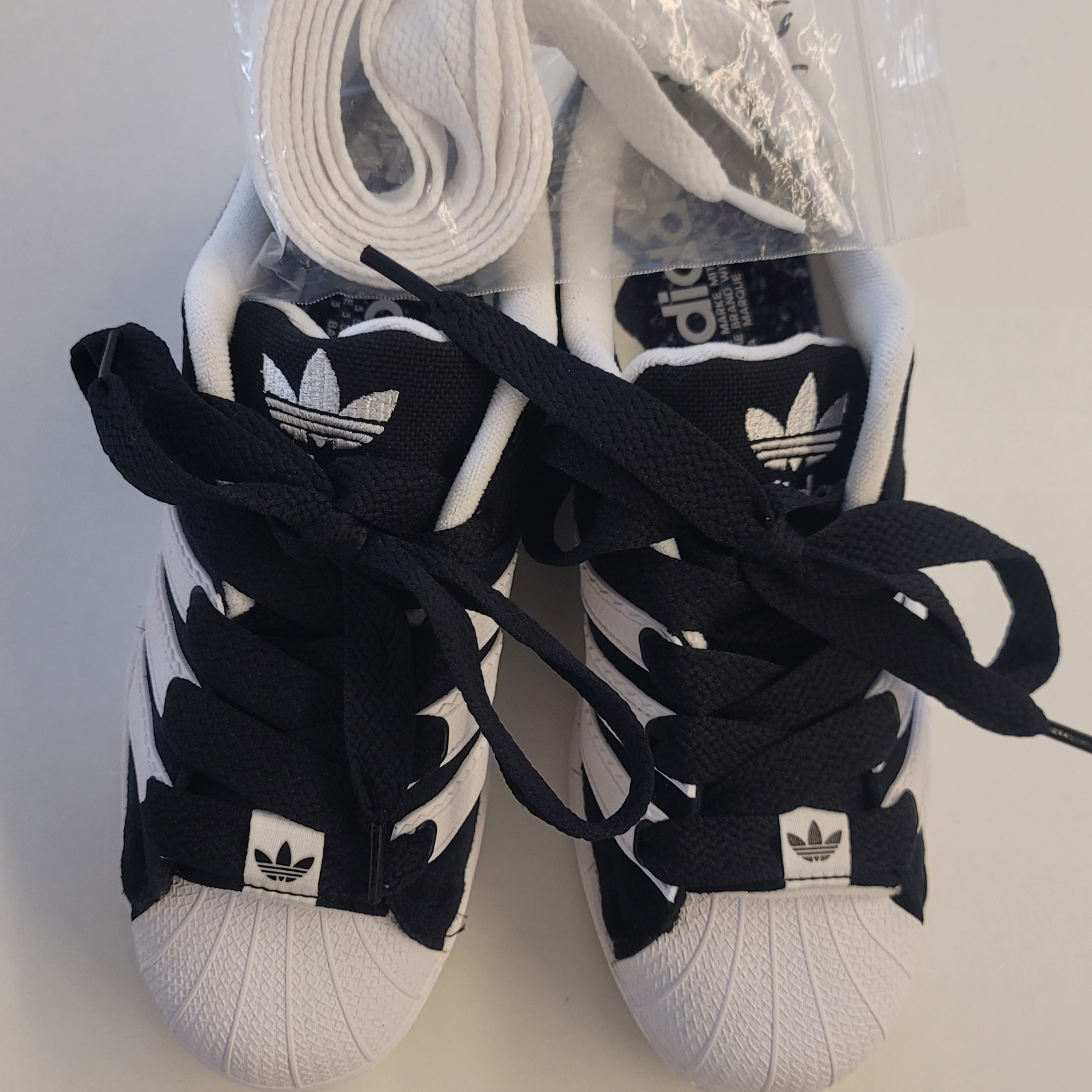 Adidas Superstar Supermodified Core Black Cloud White 착용 스타일 - 3