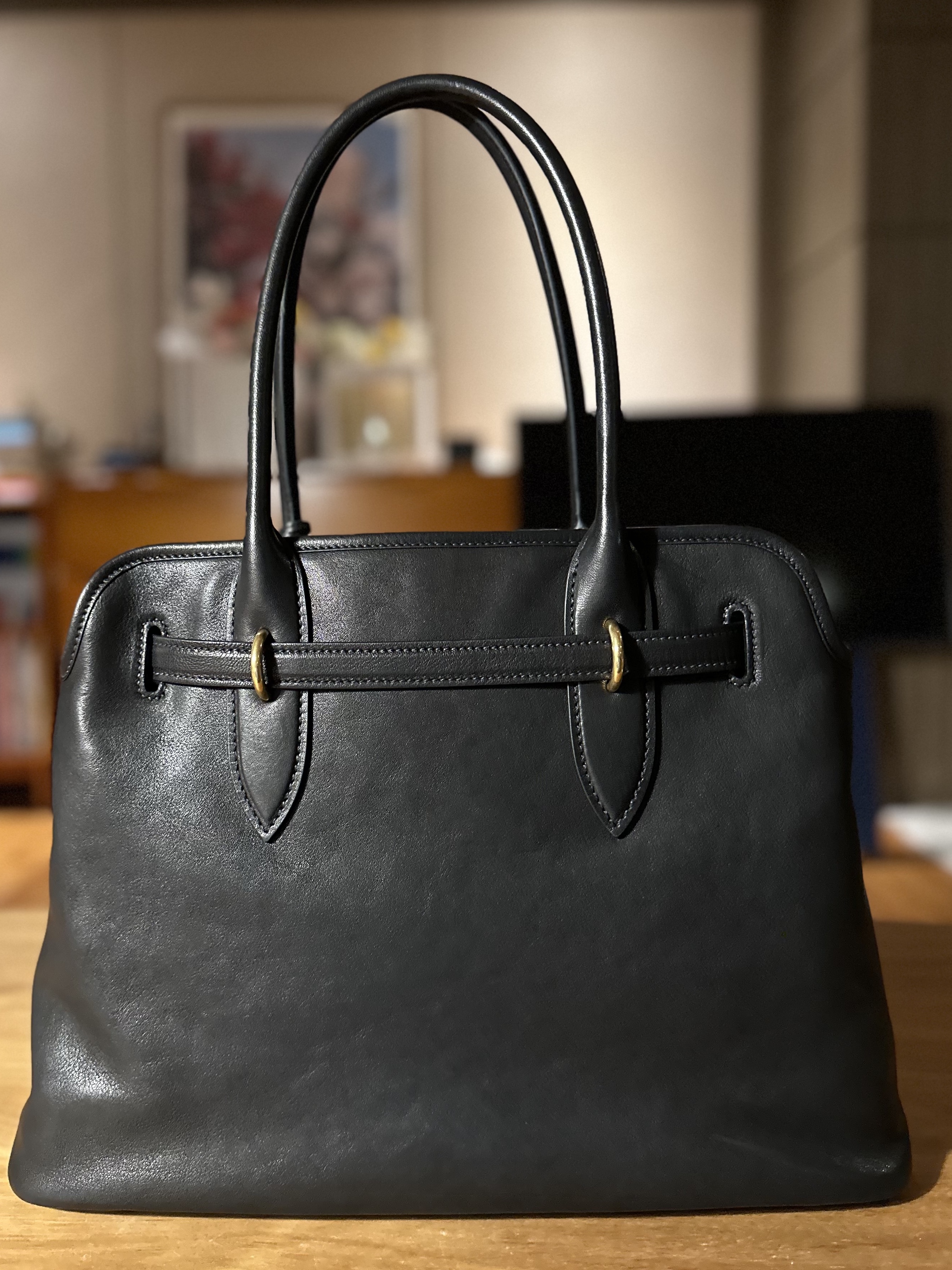 Miu Miu Aventure Nappa Leather Bag Black 착용 스타일 - 2