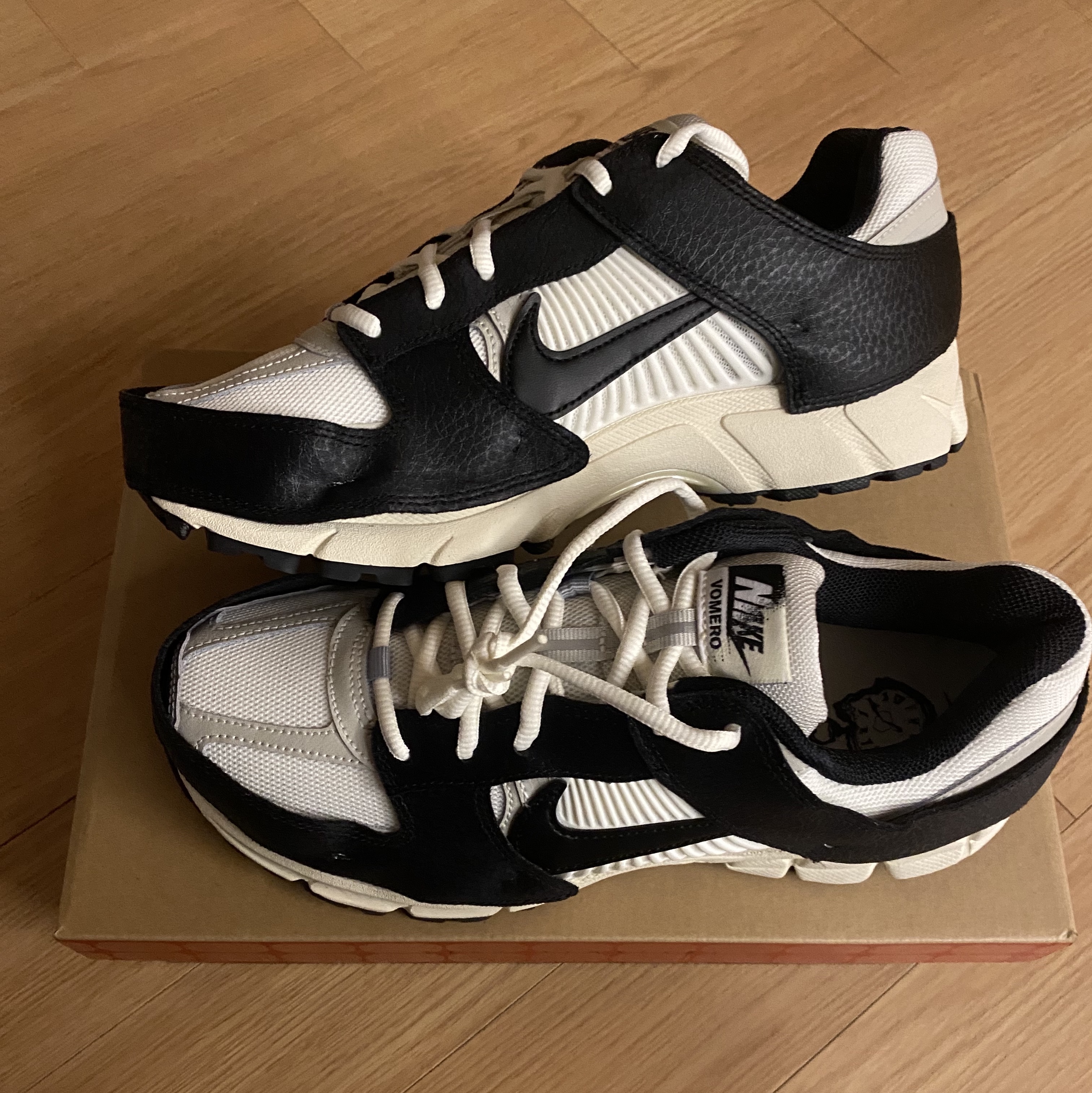 (W) Nike Zoom Vomero 5 Wolf Grey and Black 착용 스타일