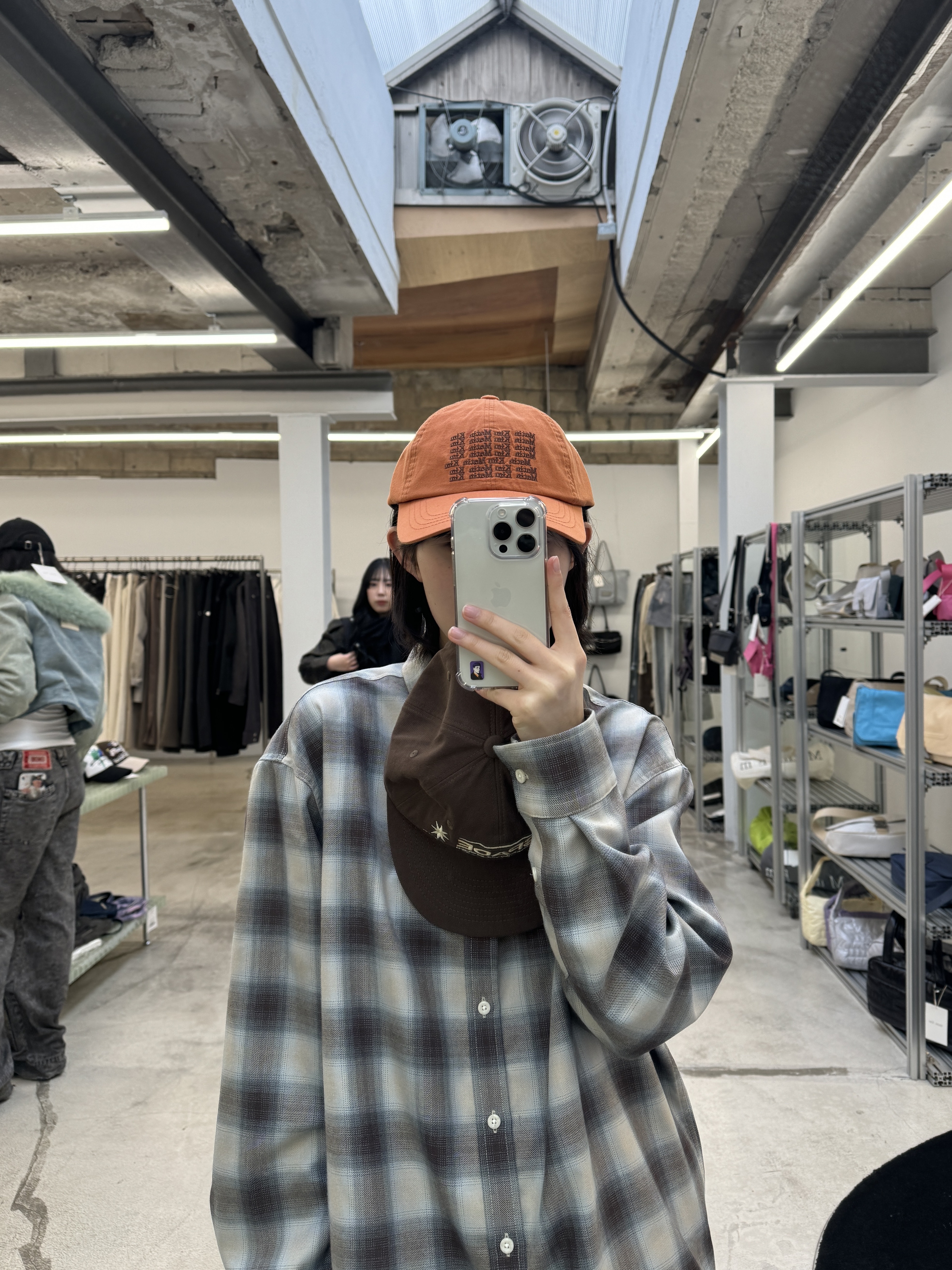 The Museum Visitor KREAM Curved Zipper Puffer Down Vest Glossy Black - 23FW, (W) Matin Kim Lettering Ball Cap Orange 착용 스타일 - 3