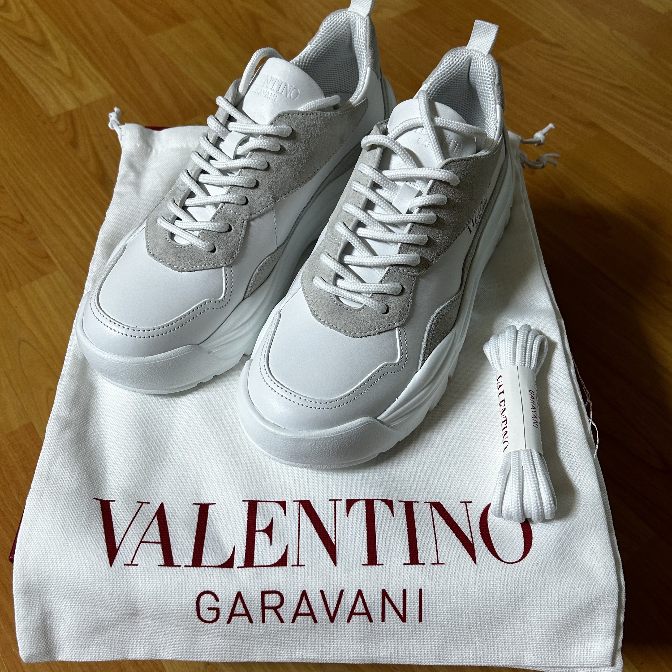 Valentino Gumboy Calfskin Sneakers White 착용 스타일