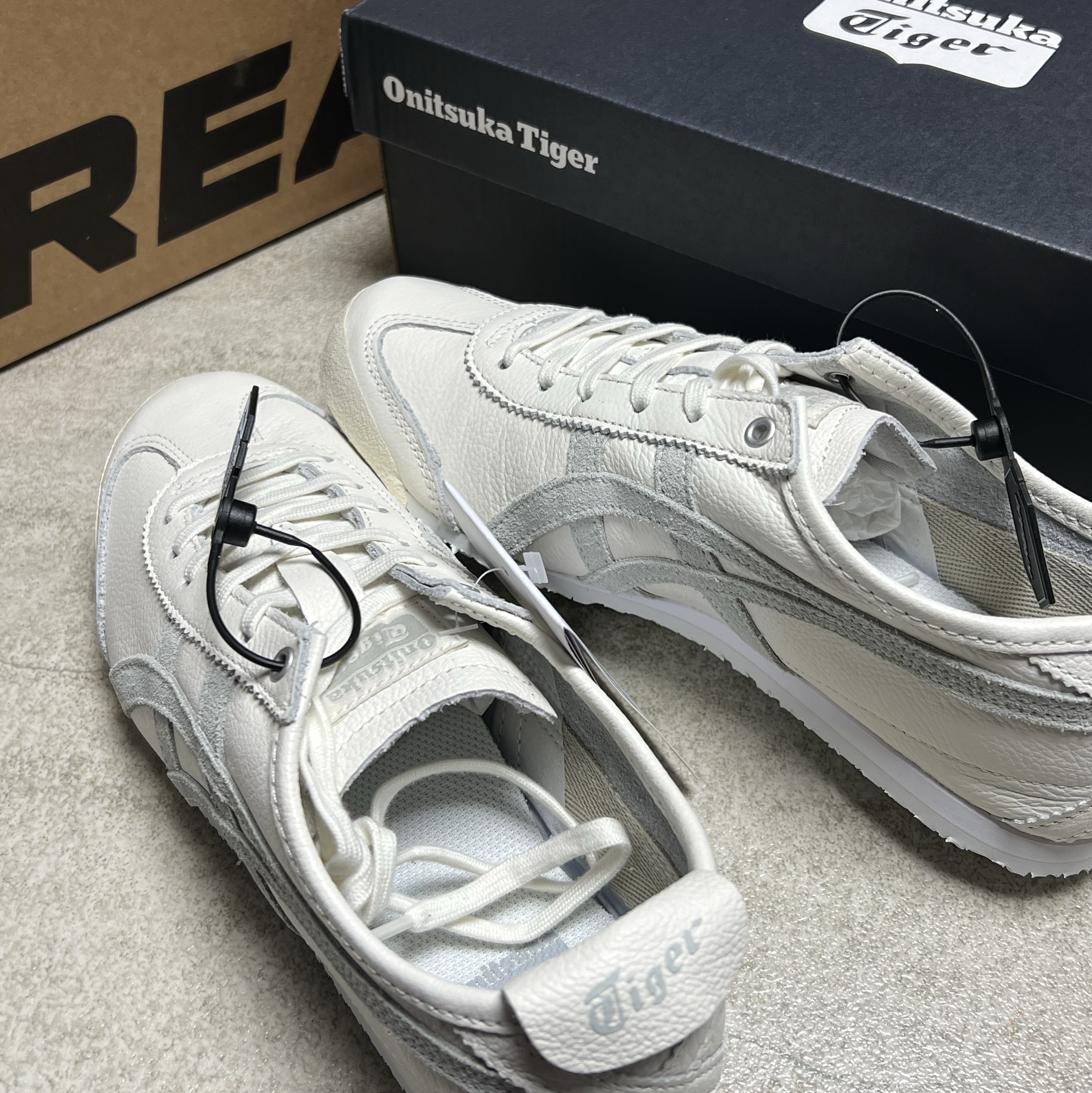 Onitsuka Tiger Mexico 66 White Light Sage 착용 스타일