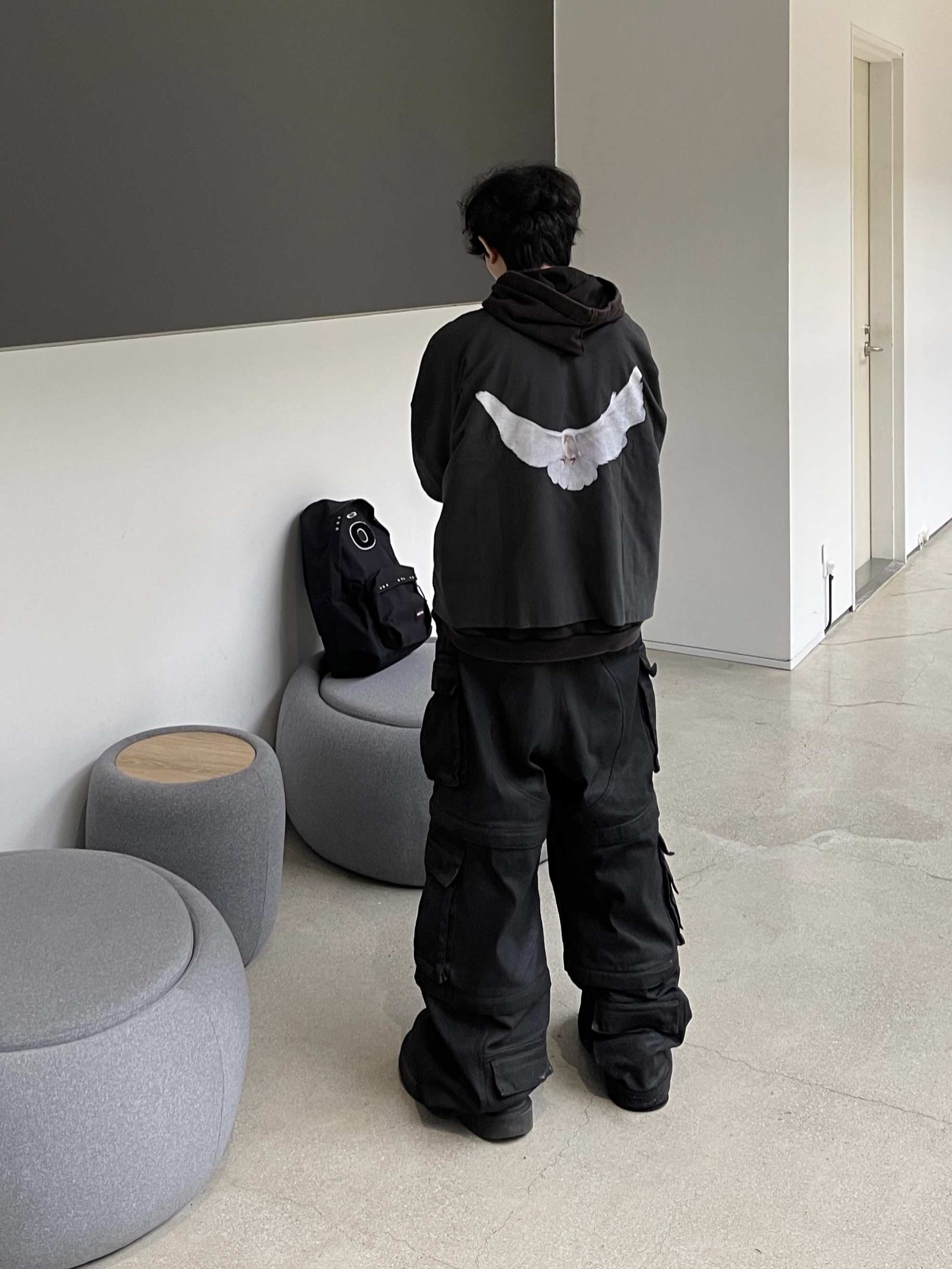 Yeezy Gap Engineered By Balenciaga Dove No Seam T-Shirt Black, Project G/R Oversized Convertible Cargo Pants Coated Black 착용 스타일 - 2