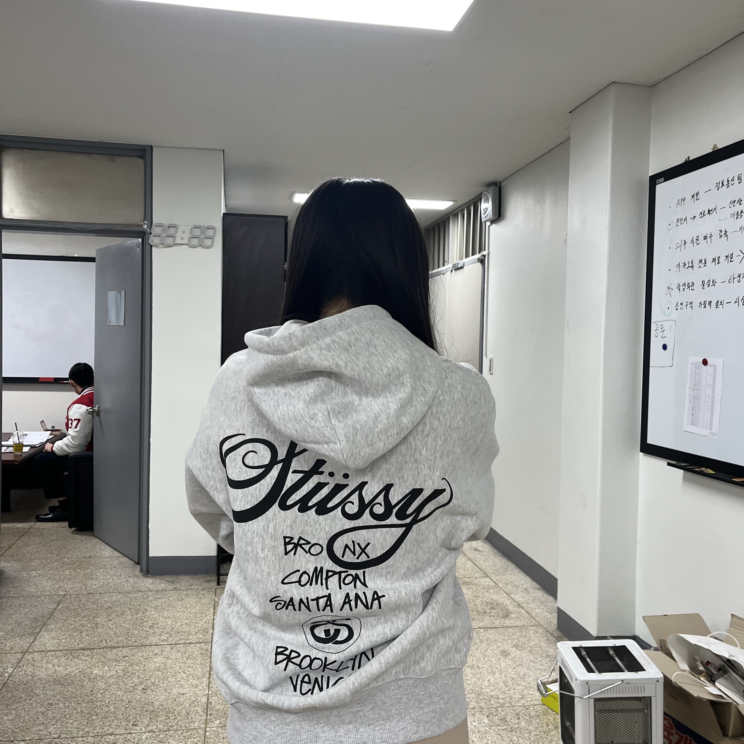 Stussy World Tour Hoodie Ash Heather 2023 착용 스타일 - 2