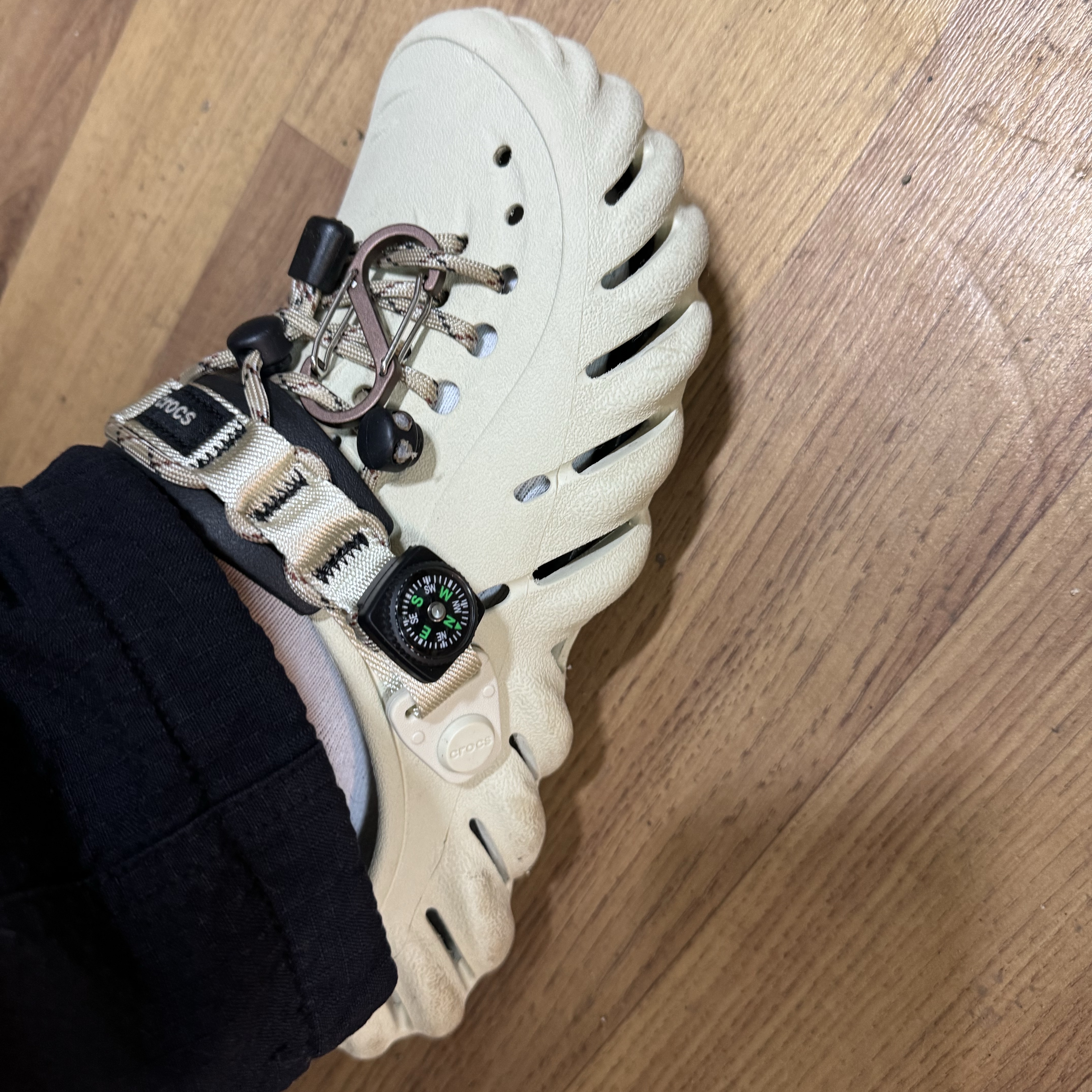 Crocs Echo Clog Bone Black 착용 스타일 - 2