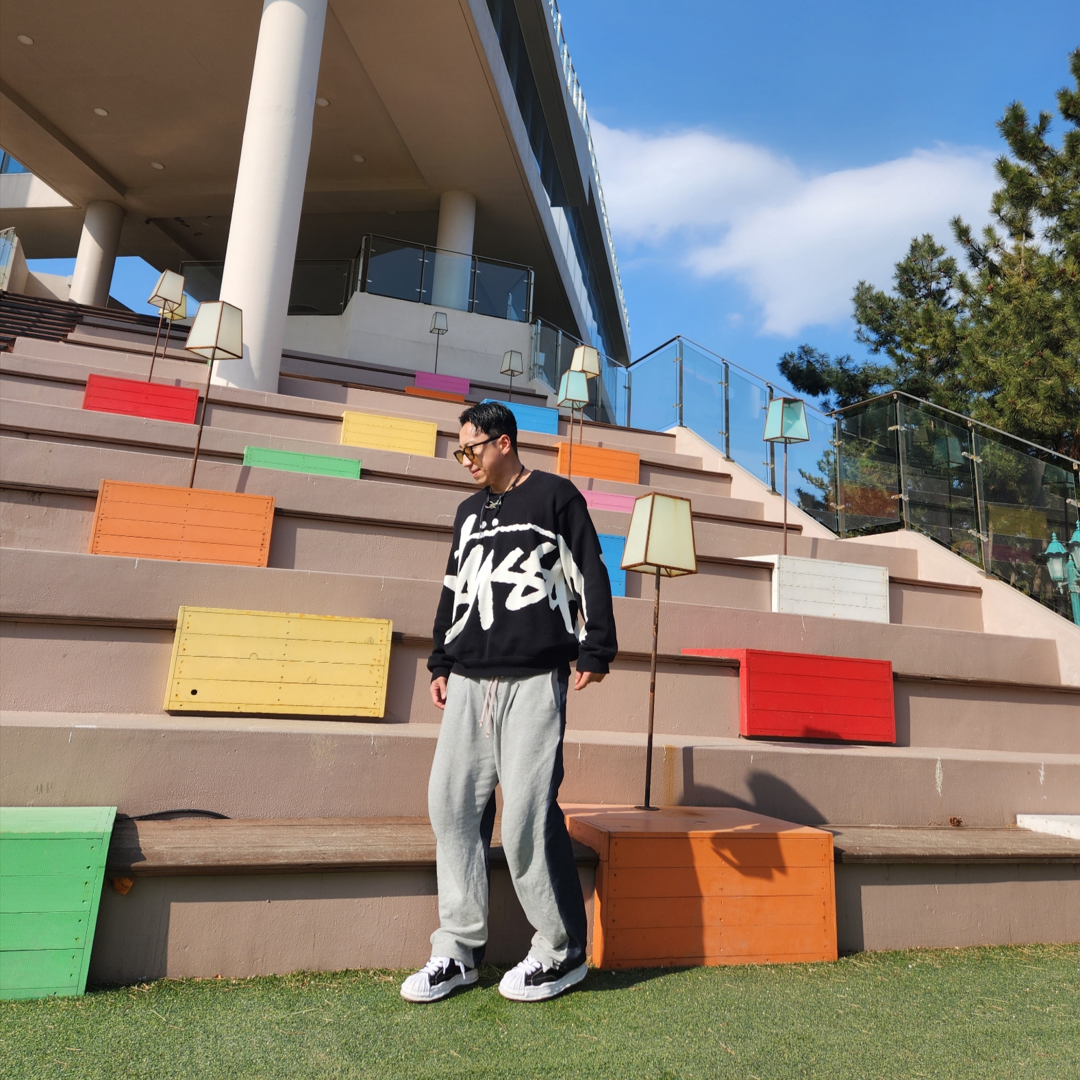 Stussy Stock Sweater Black, Maison Mihara Yasuhiro Blakey OG Sole Canvas Low-top Sneakers Black White 착용 스타일
