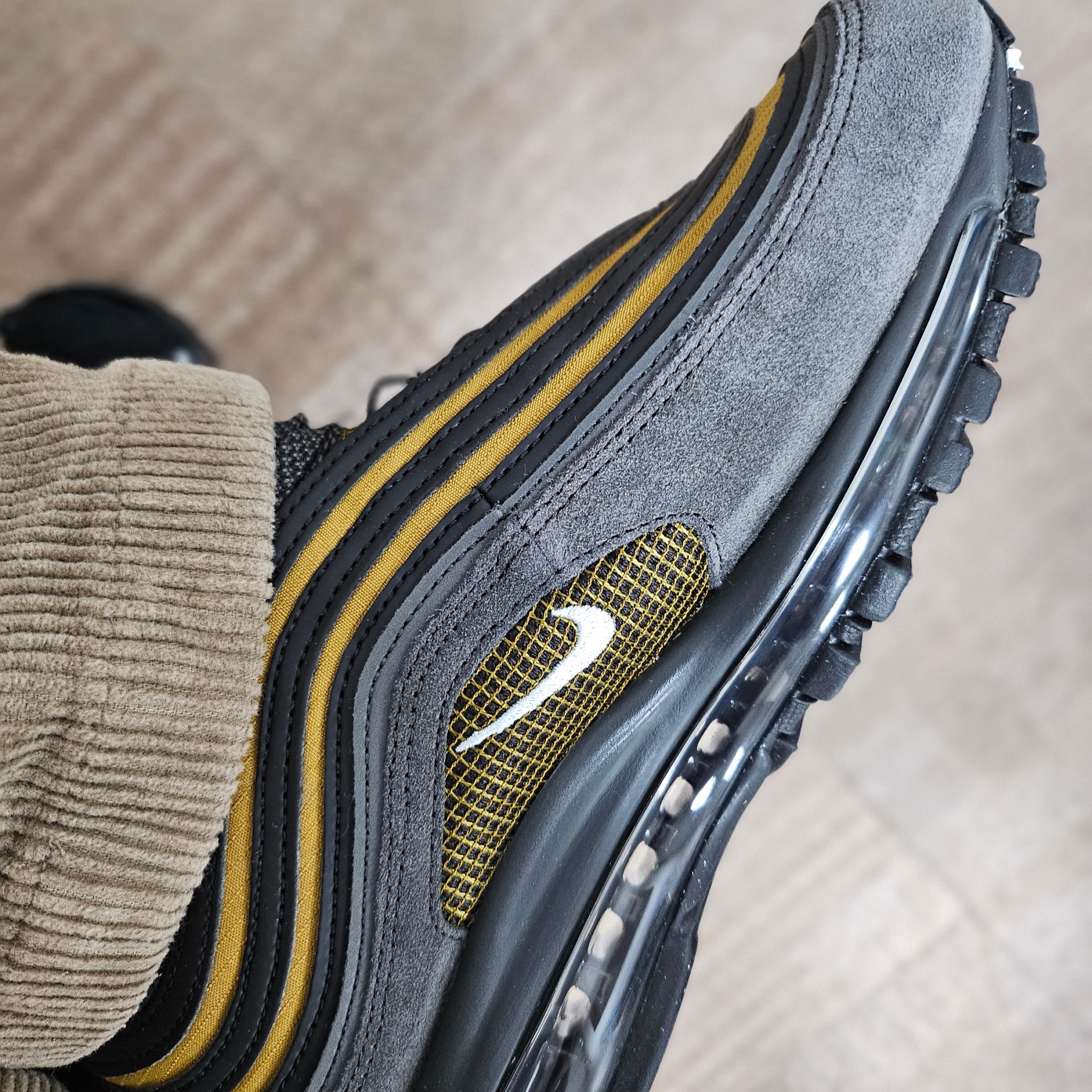 Nike Air Max 97 SE Medium Ash Bronzine 착용 스타일