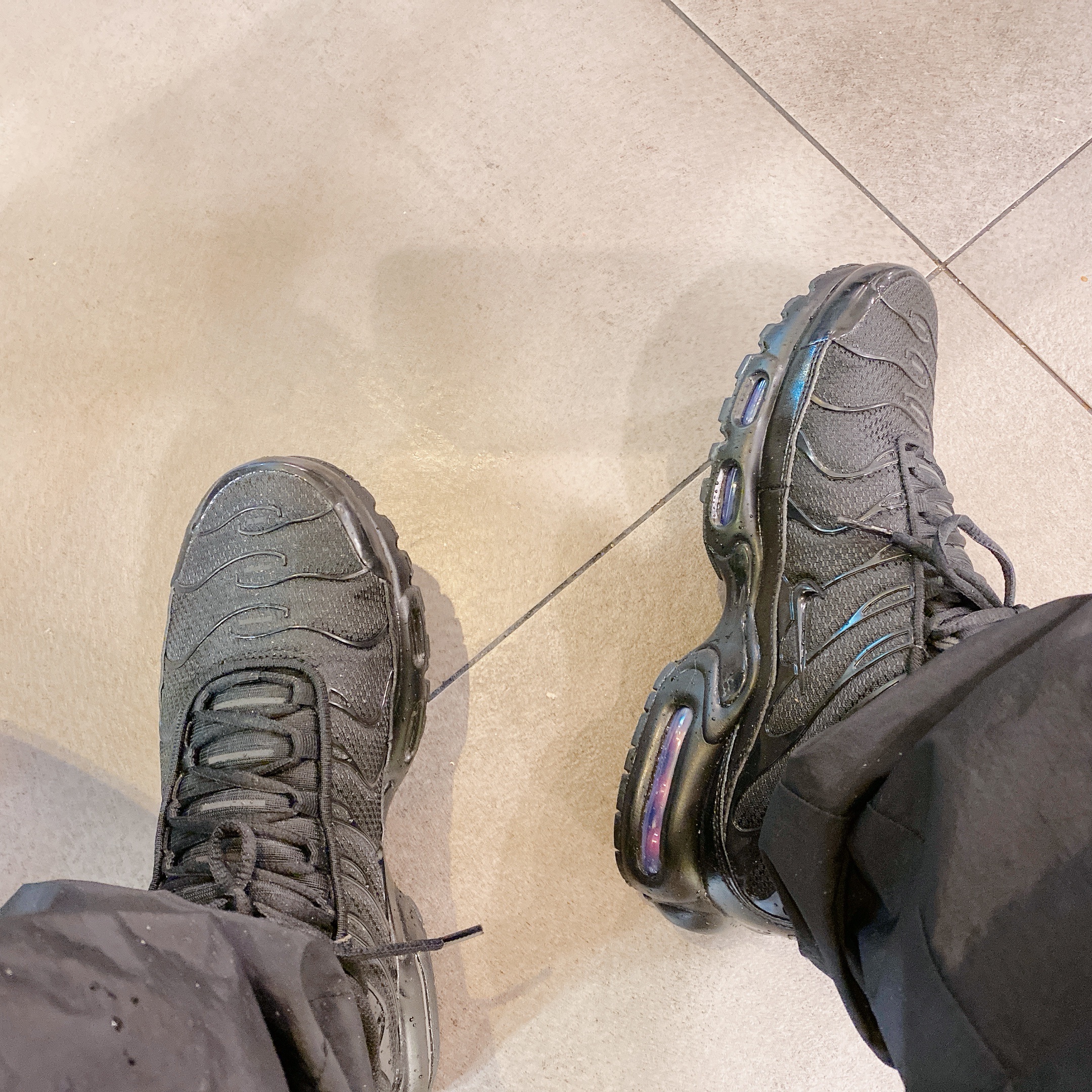 Nike Air Max Plus Triple Black 착용 스타일 - 1