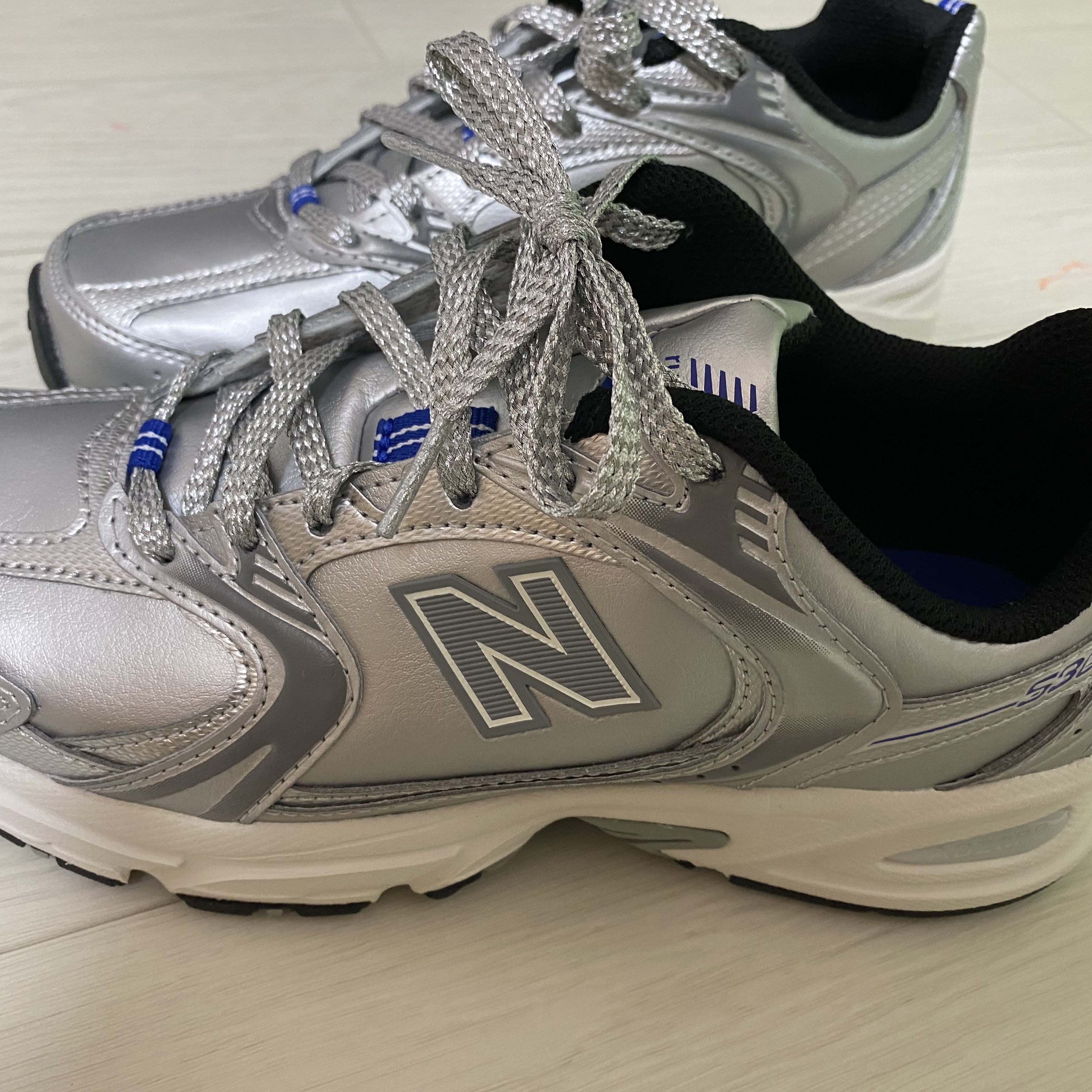 New Balance x Yeseyesee 530 Silver Royal Blue 착용 스타일 - 3