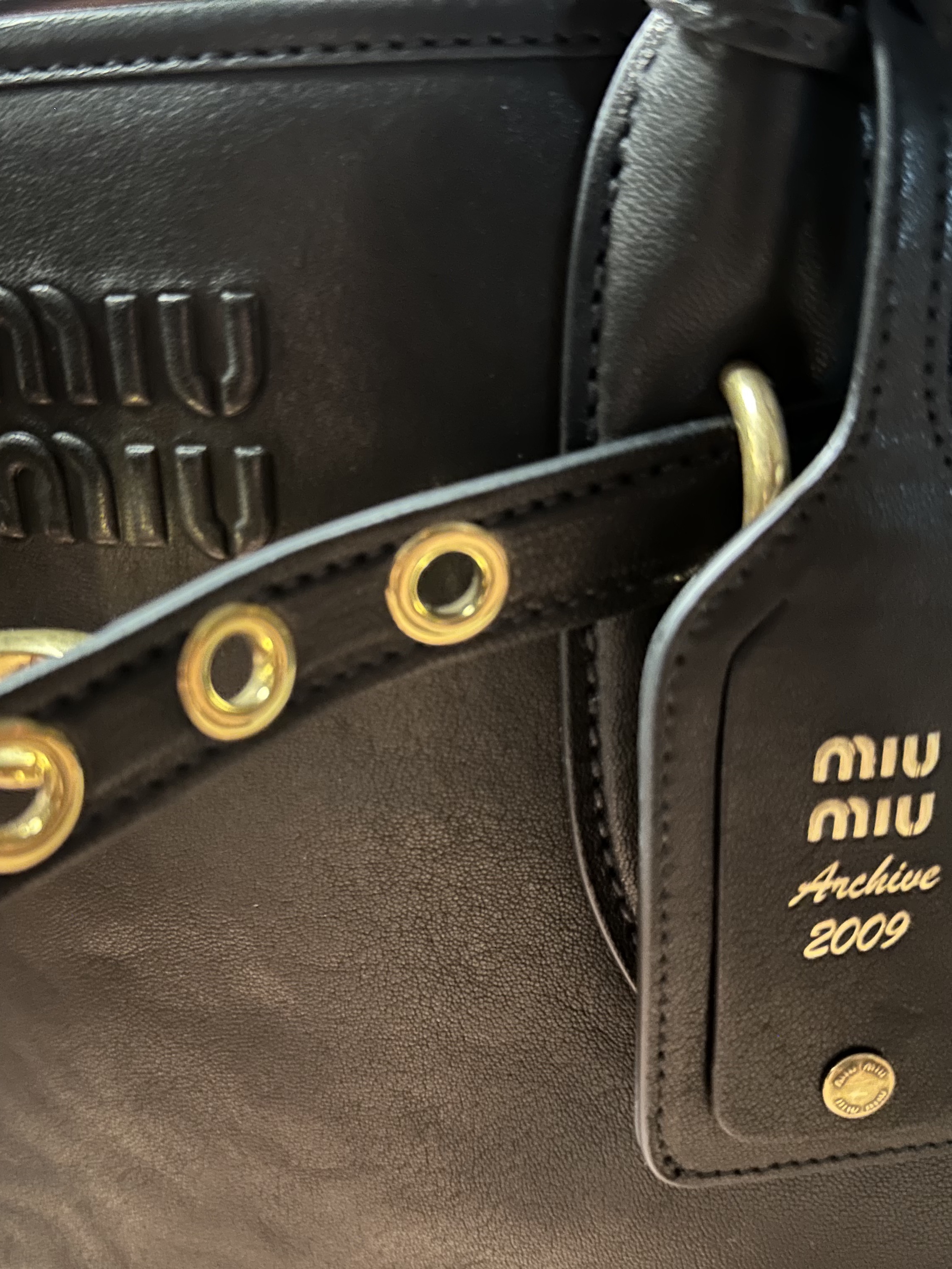 Miu Miu Aventure Nappa Leather Bag Black 착용 스타일 - 8