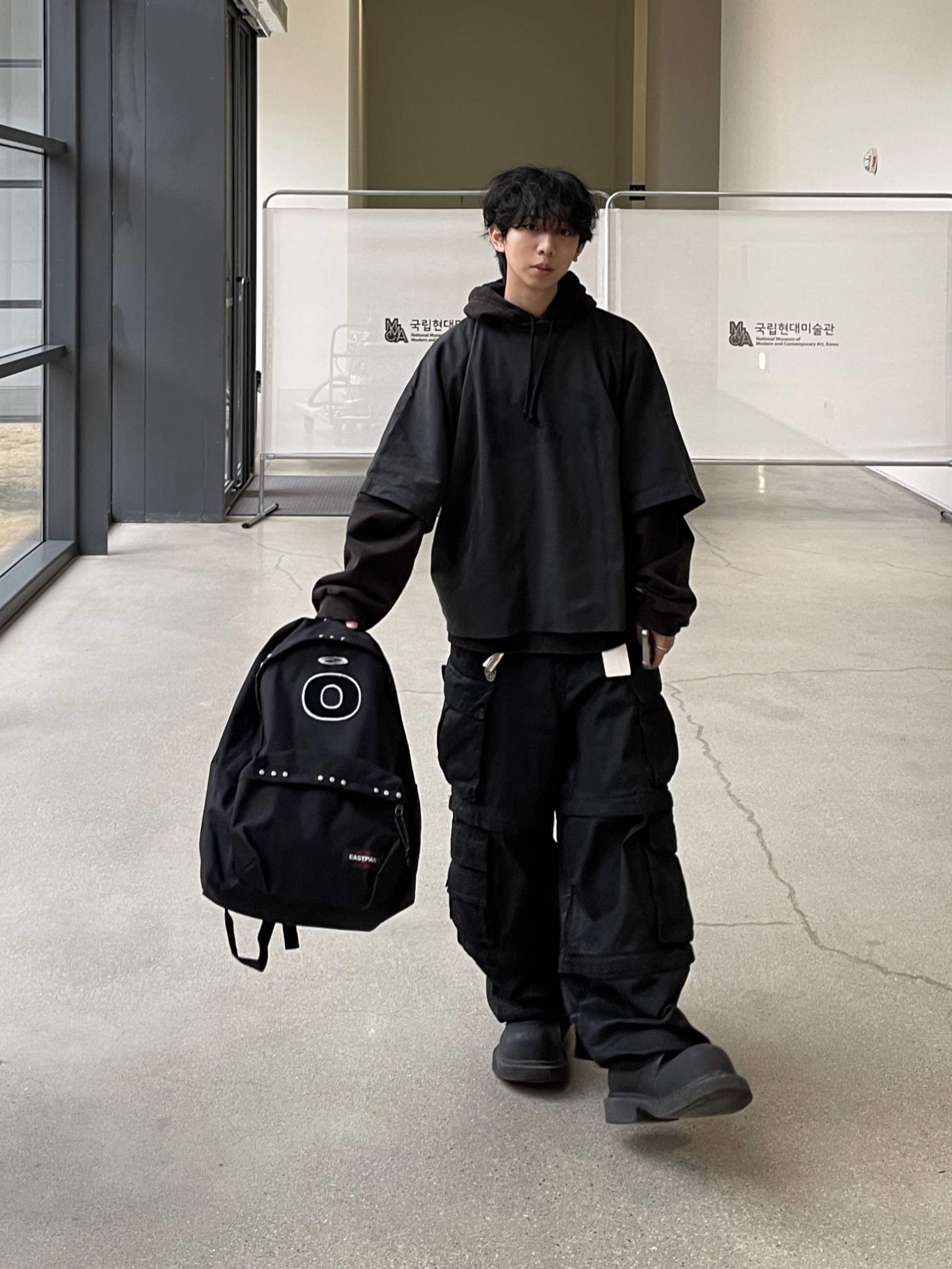 Yeezy Gap Engineered By Balenciaga Dove No Seam T-Shirt Black, Project G/R Oversized Convertible Cargo Pants Coated Black 착용 스타일 - 1