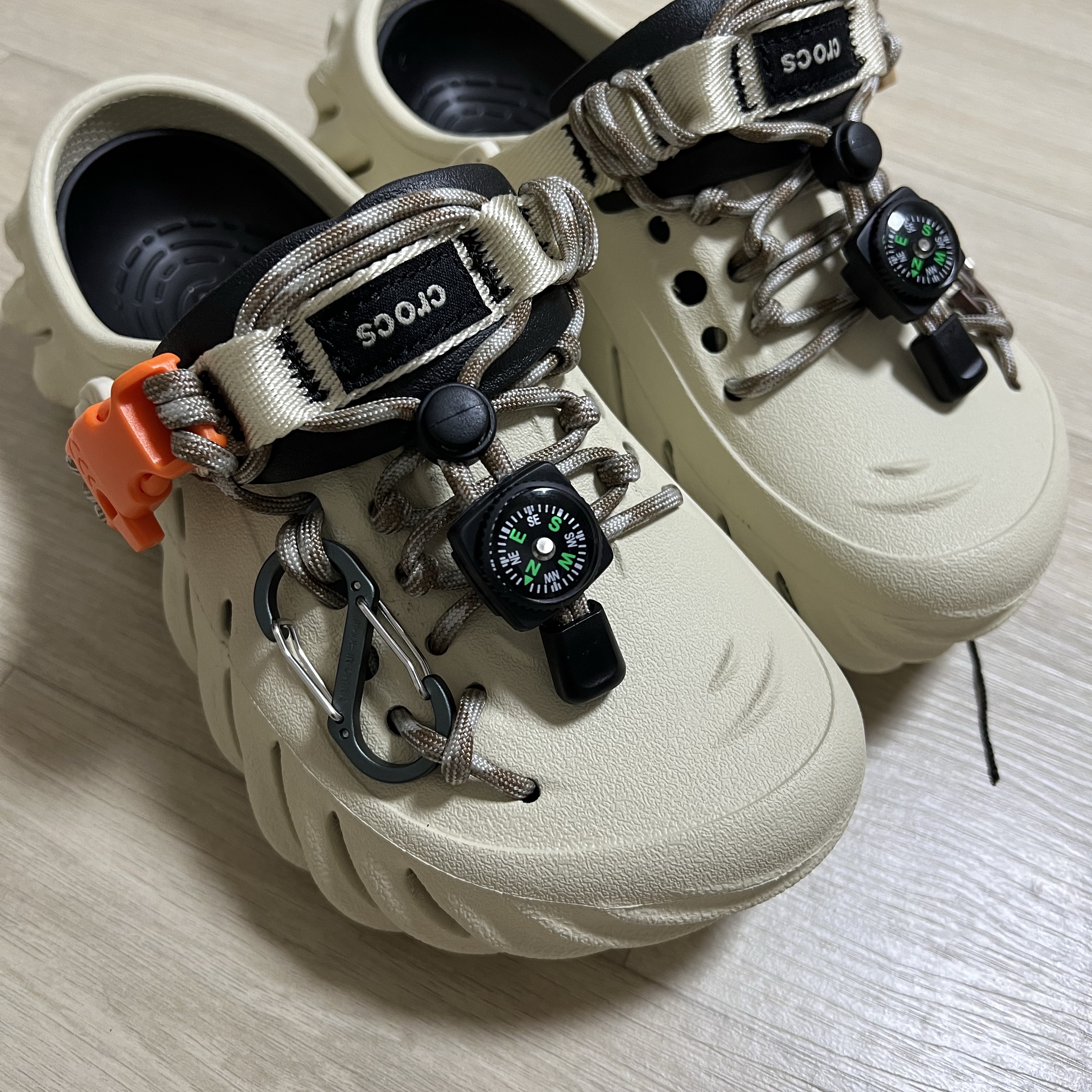 Crocs Echo Clog Bone Black 착용 스타일