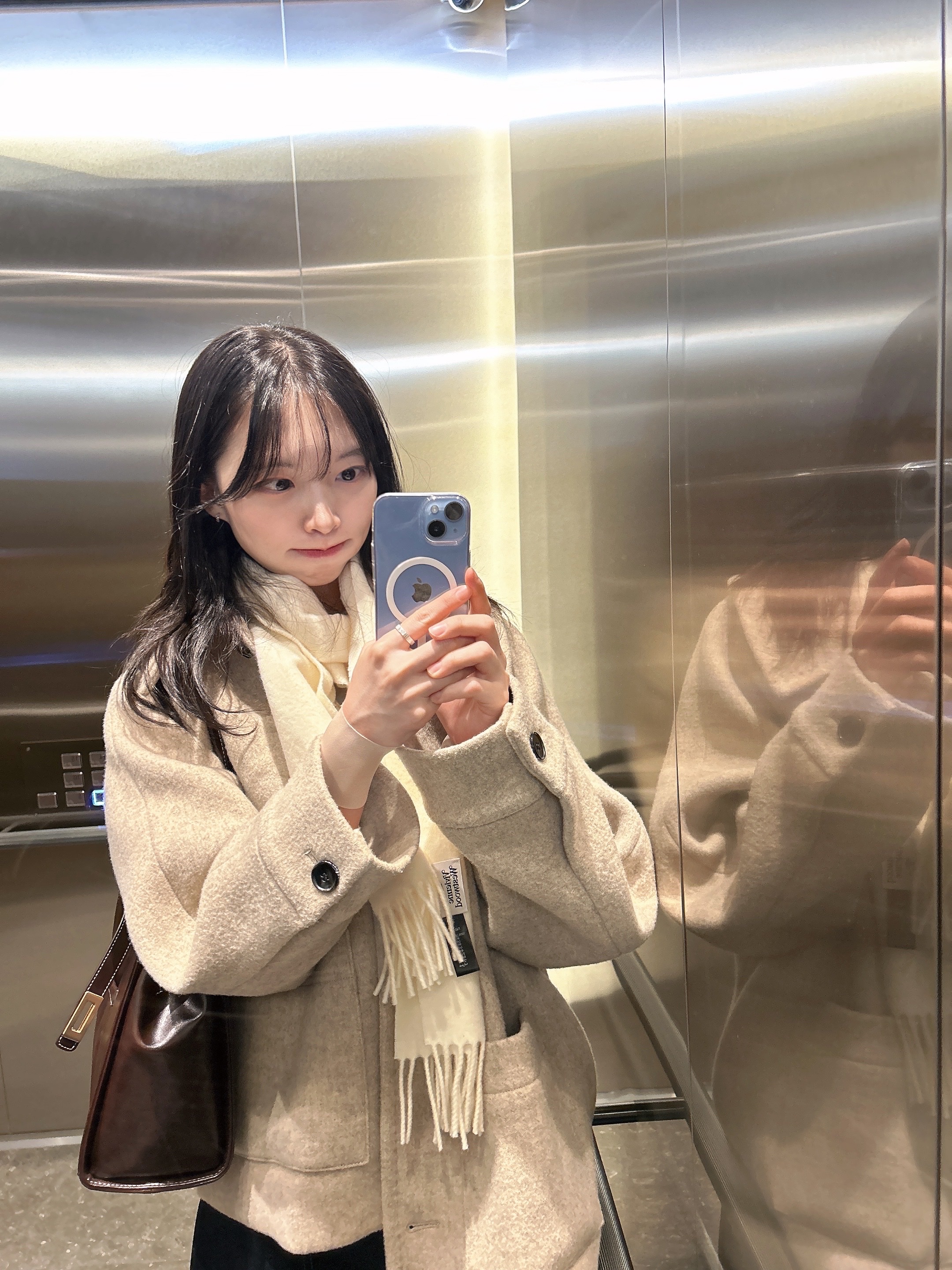 Vivienne Westwood Embroidered Logo Muffler White 착용 스타일