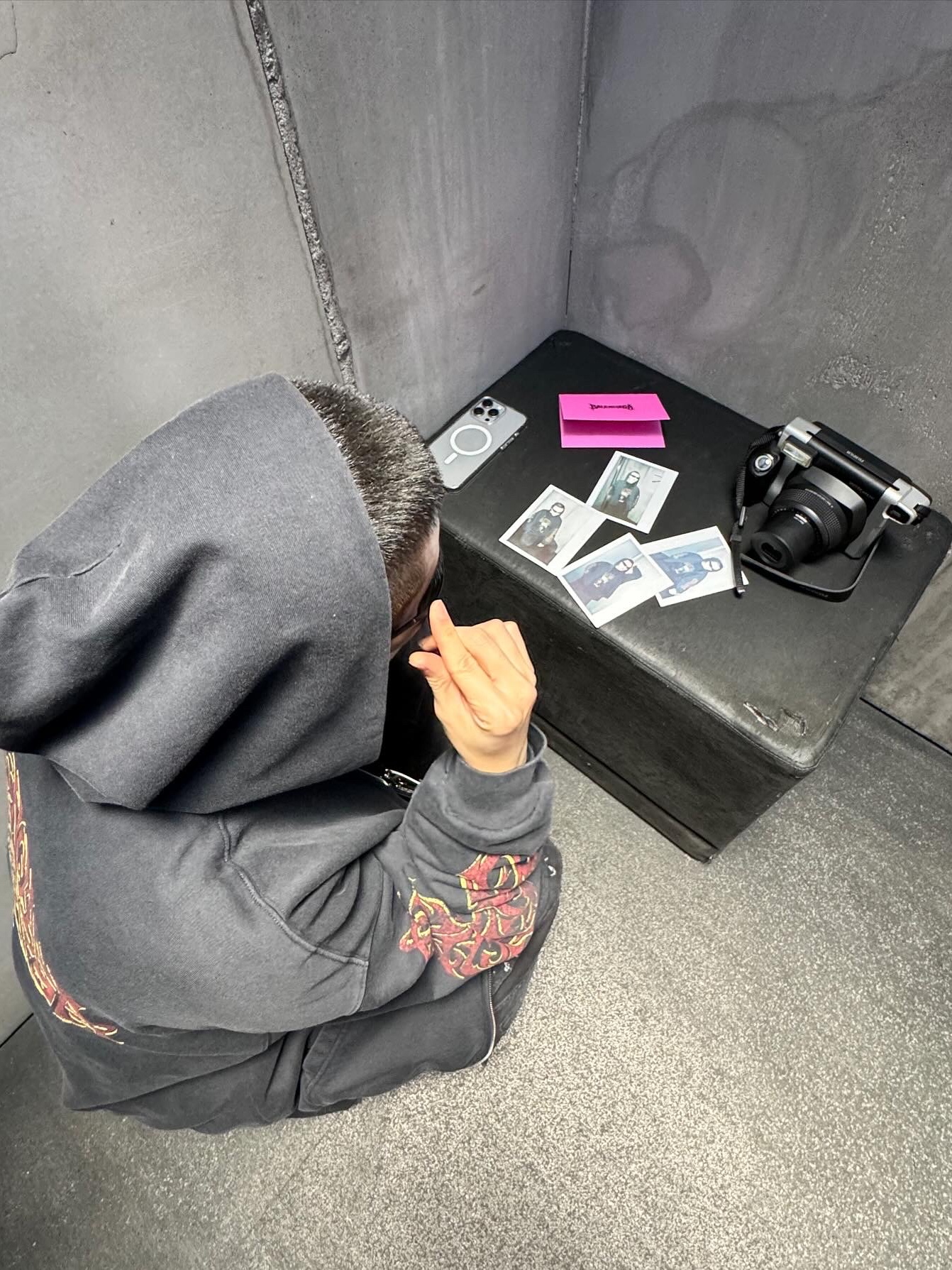 Balenciaga Passport Phone Holder Black, Balenciaga Passport 2 Tickets Long Wallet Dark Red 착용 스타일 - 7