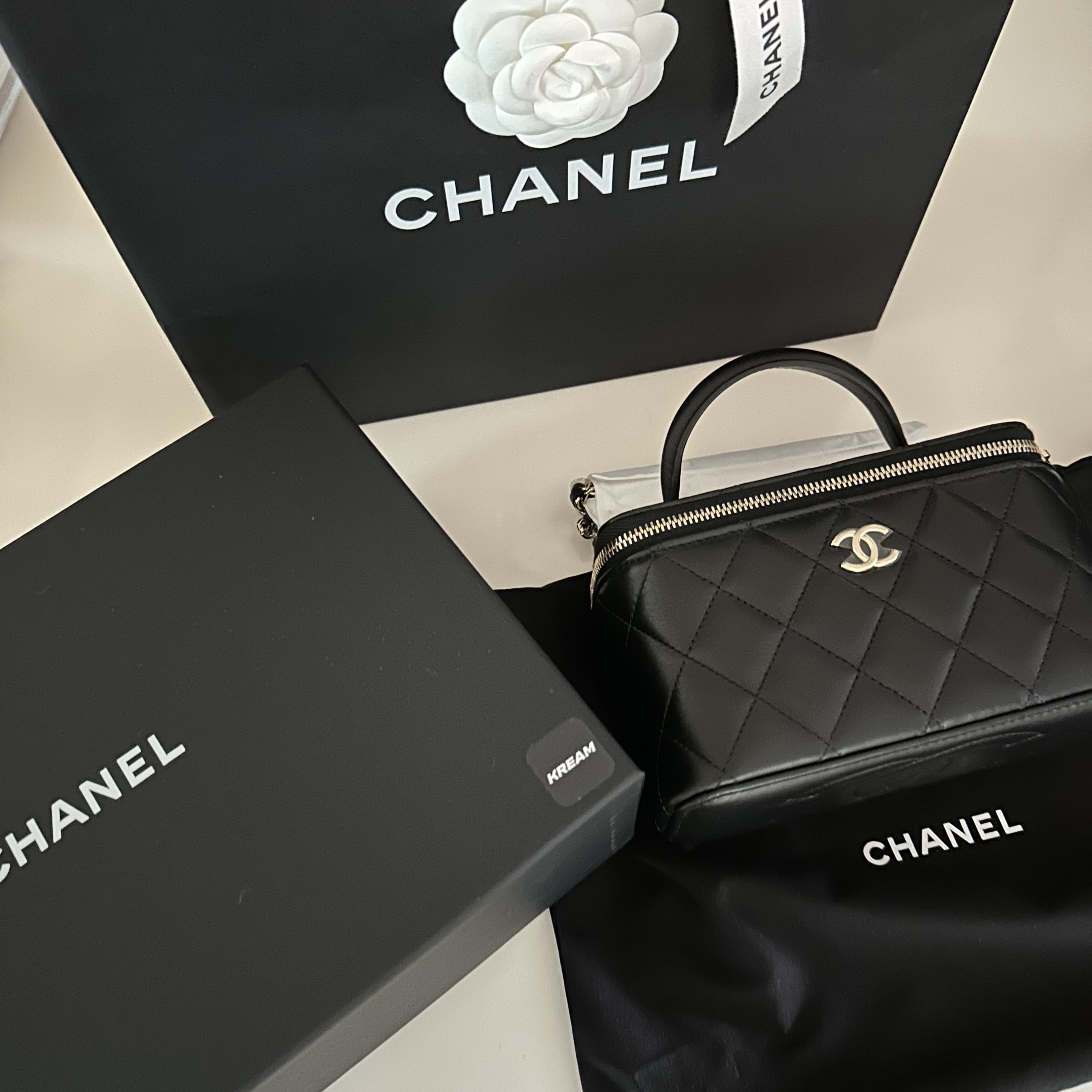 Chanel Vanity With Chain Lambskin & Gold Black 착용 스타일