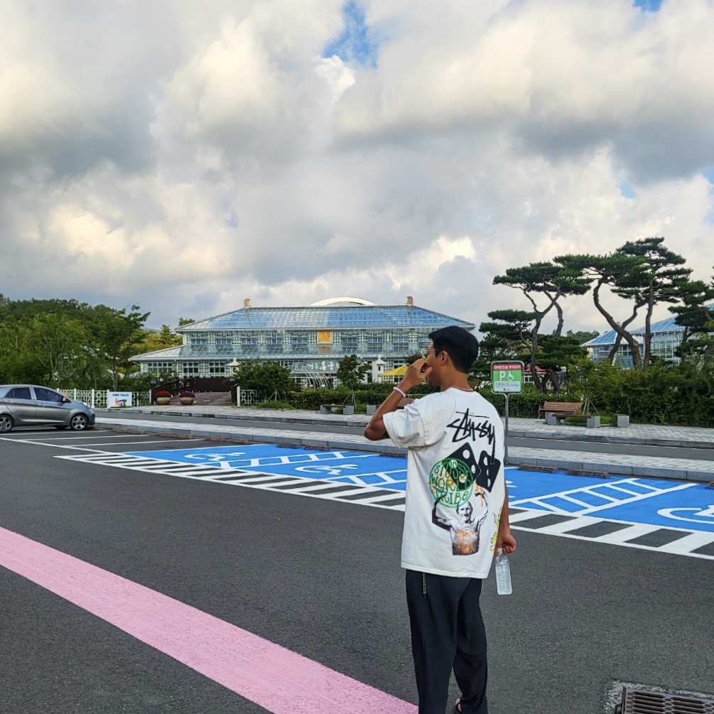 Stussy Strike Pigment Dyed T-Shirt Natural 착용 스타일