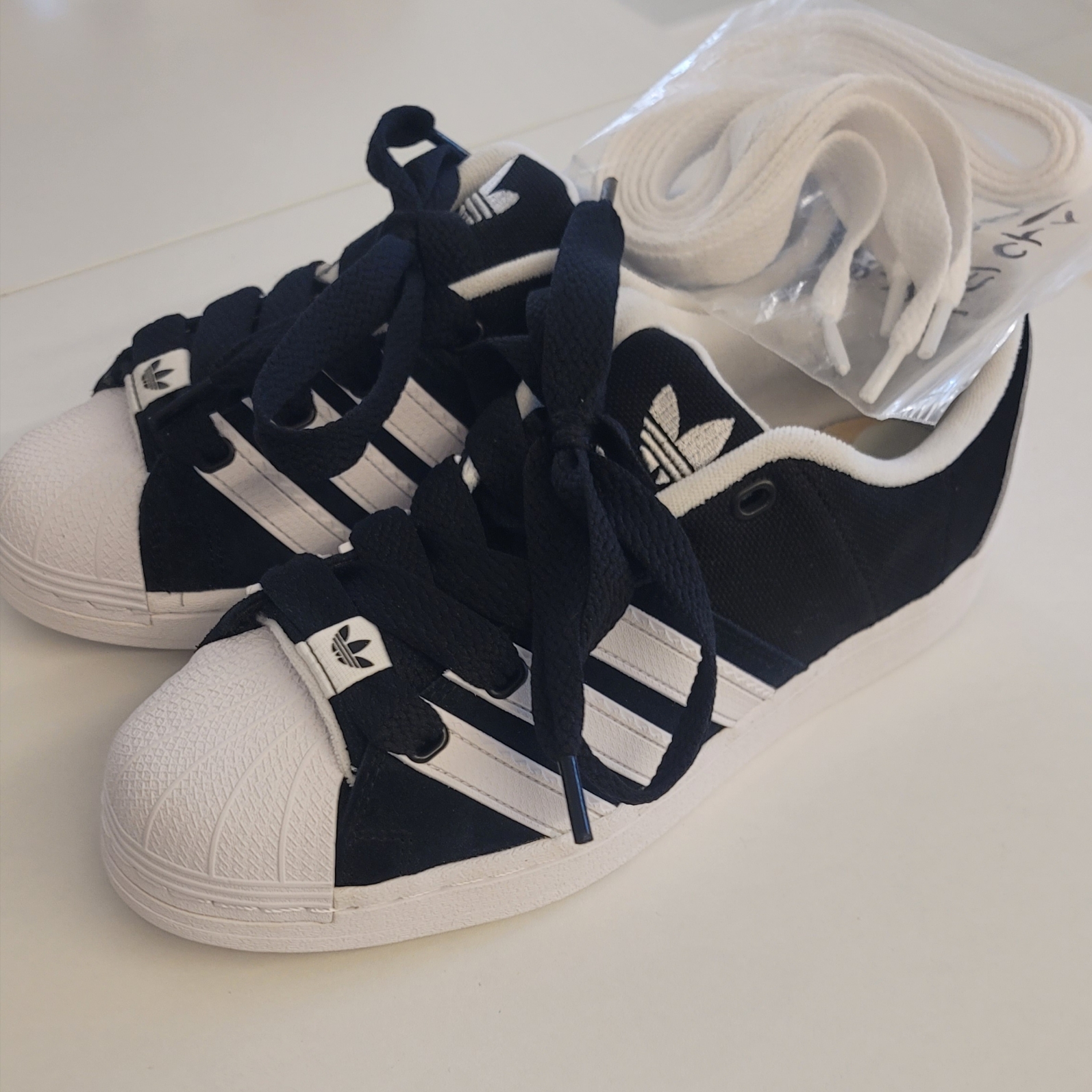 Adidas Superstar Supermodified Core Black Cloud White 착용 스타일 - 1